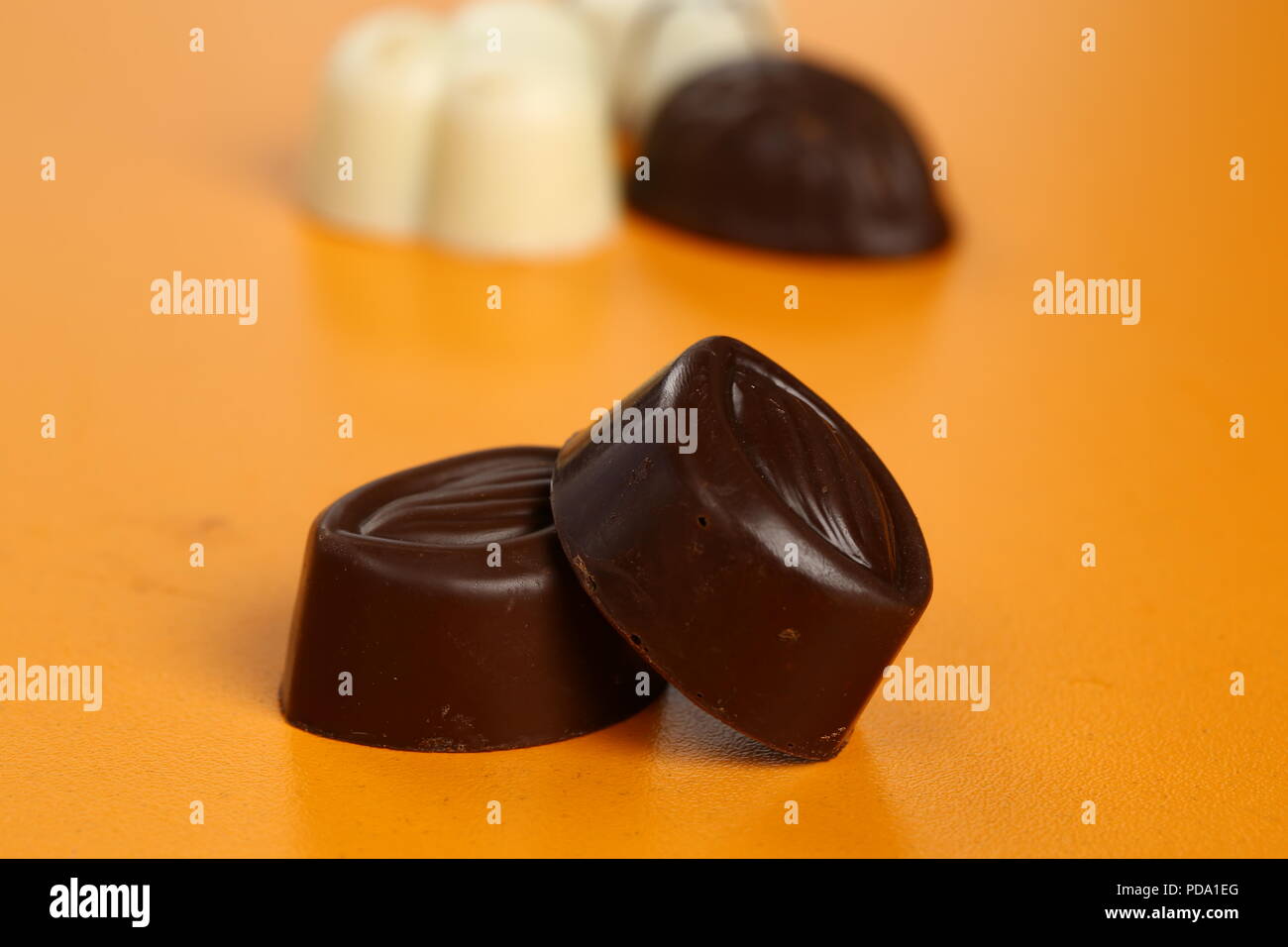 Des barres de chocolat, pralines et truffes de différents types Banque D'Images