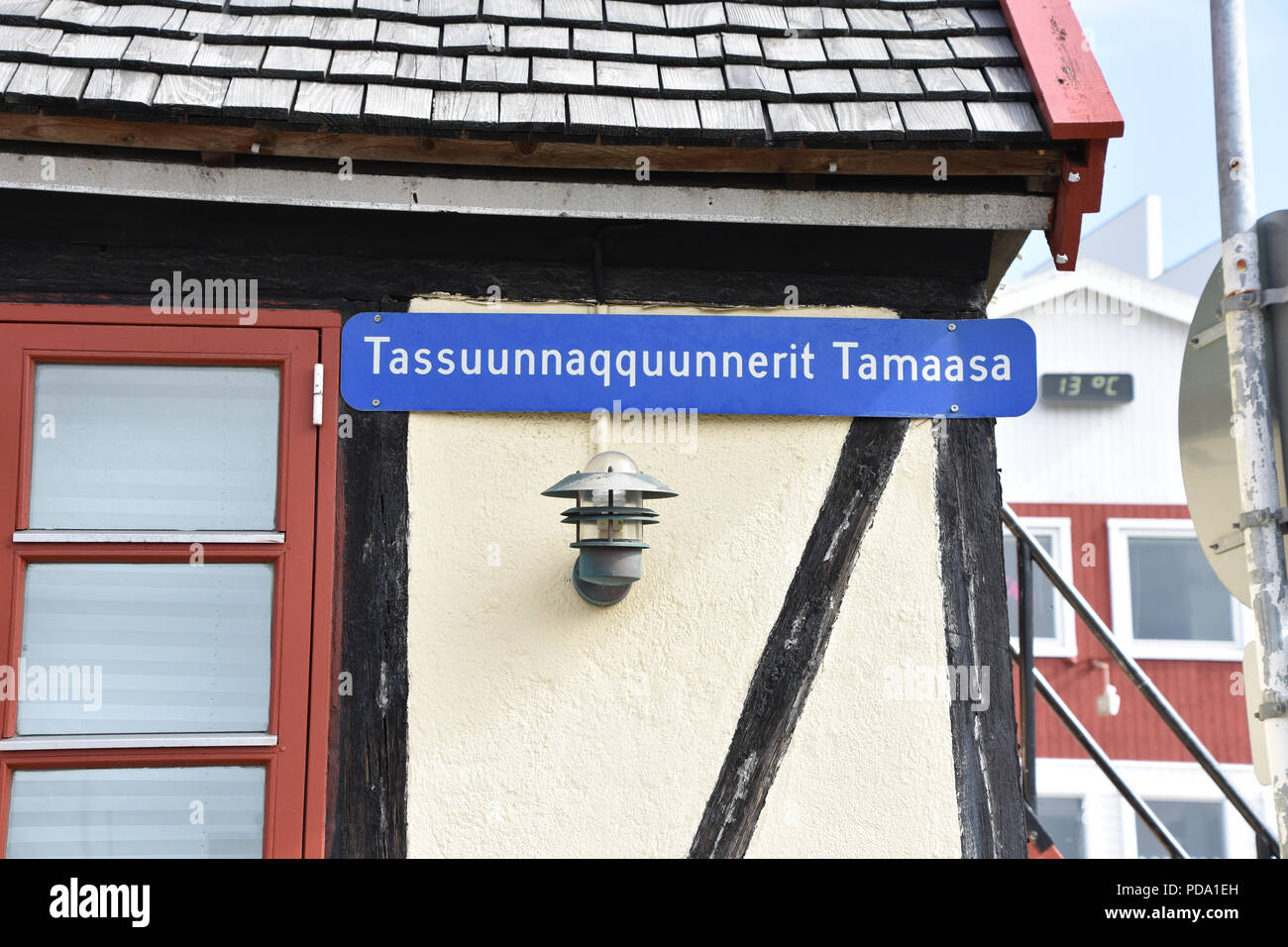 Plaque de rue dans la langue groenlandaise, Qaqortoq (Groenland). Juillet, 2018 Banque D'Images