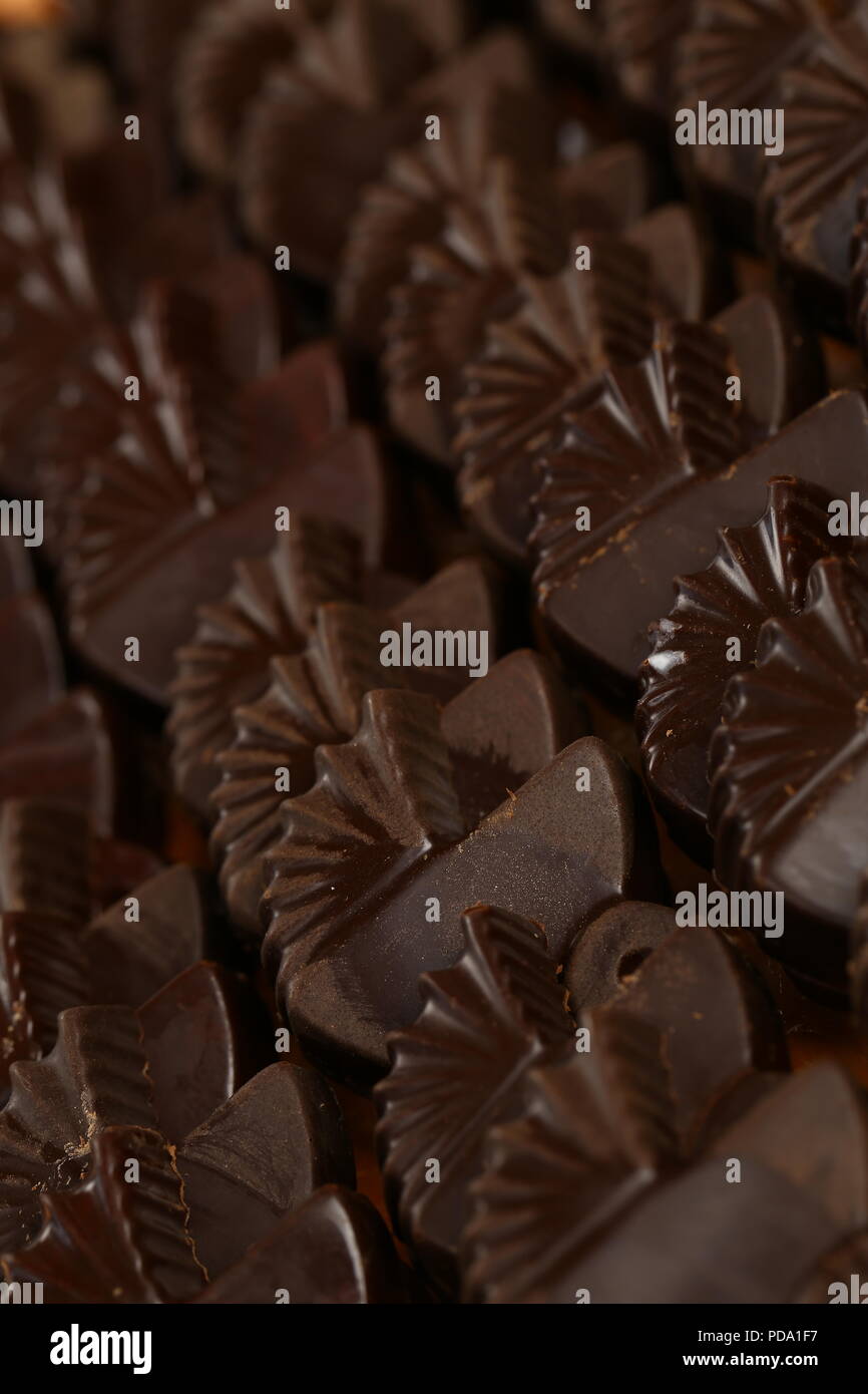 Des barres de chocolat, pralines et truffes de différents types Banque D'Images
