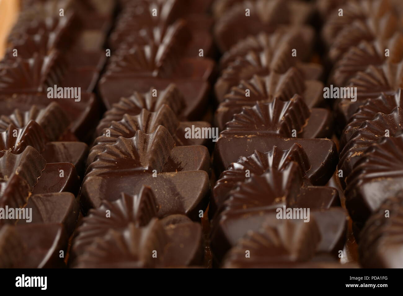 Des barres de chocolat, pralines et truffes de différents types Banque D'Images
