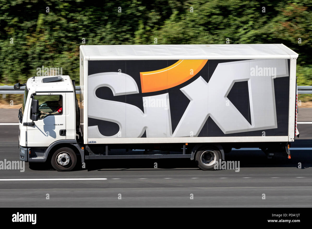 MAN TGL de Sixt sur autoroute. Sixt SE est une compagnie de location de voiture multinationale européenne avec environ 4 000 emplacements dans plus de 100 pays. Banque D'Images