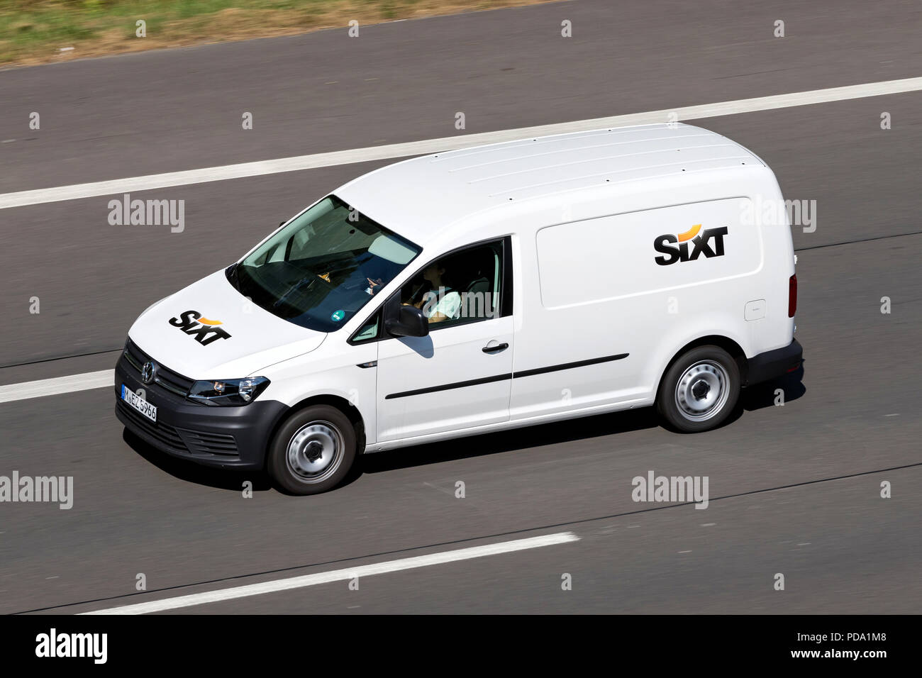 Volkswagen Caddy de Sixt sur autoroute. Sixt SE est une compagnie de location de voiture multinationale européenne avec environ 4 000 emplacements dans plus de 100 pays. Banque D'Images