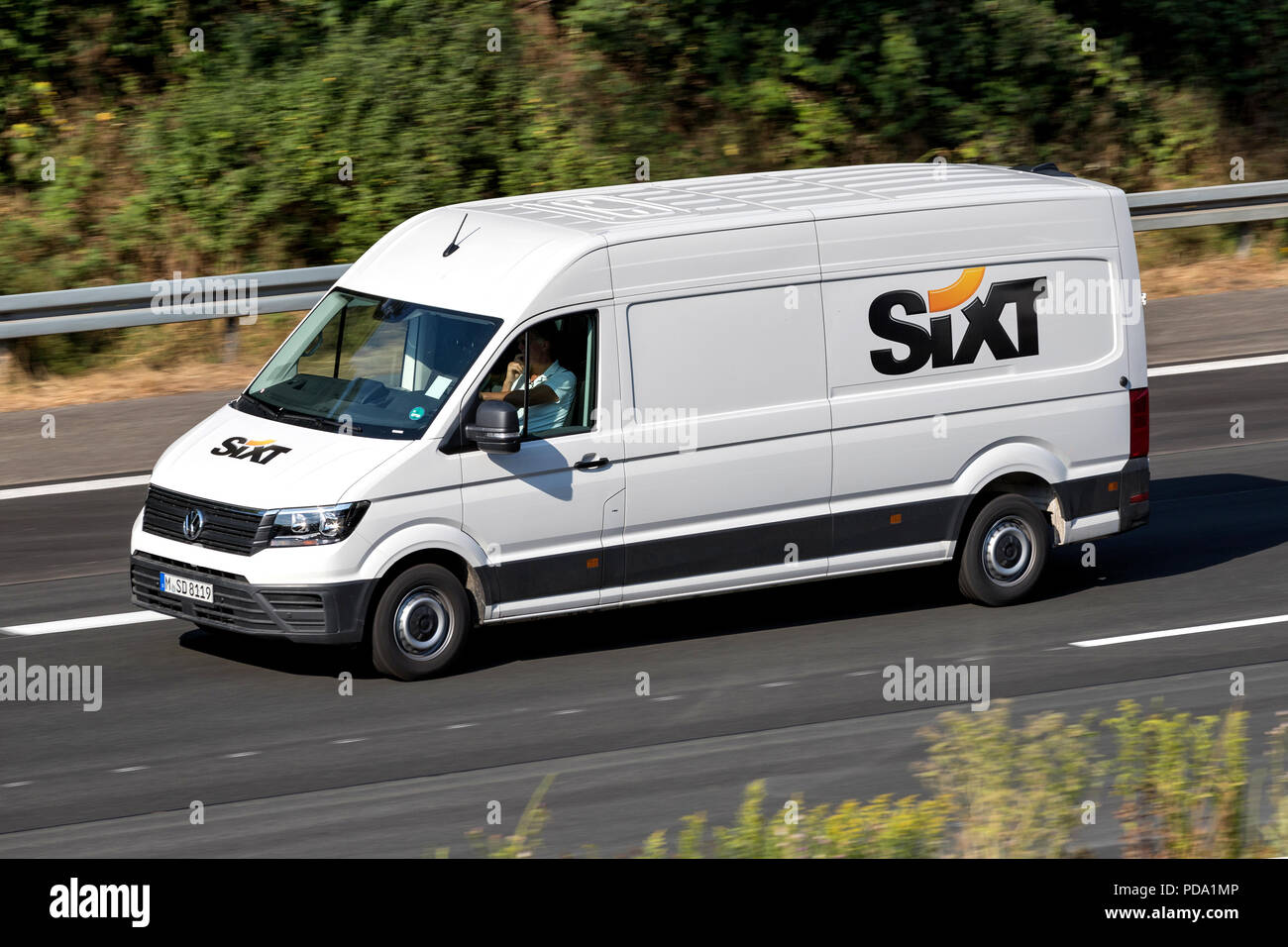 Volkswagen Crafter de Sixt sur autoroute. Sixt SE est une compagnie de location de voiture multinationale européenne avec environ 4 000 emplacements dans plus de 100 pays. Banque D'Images