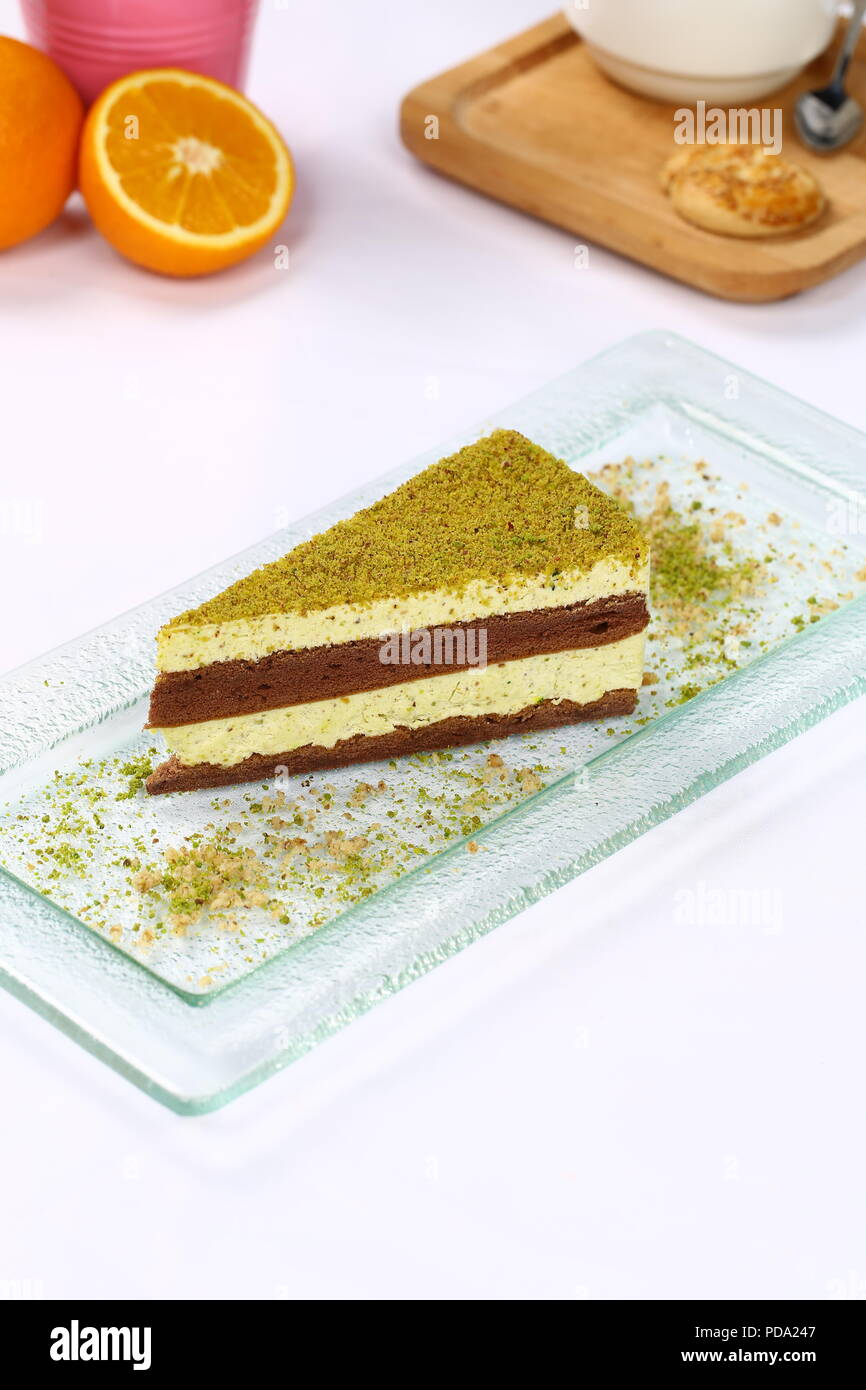 Trois Couches De Chocolat Gateau Au Fromage Gateau Mousse Pistache Photo Stock Alamy