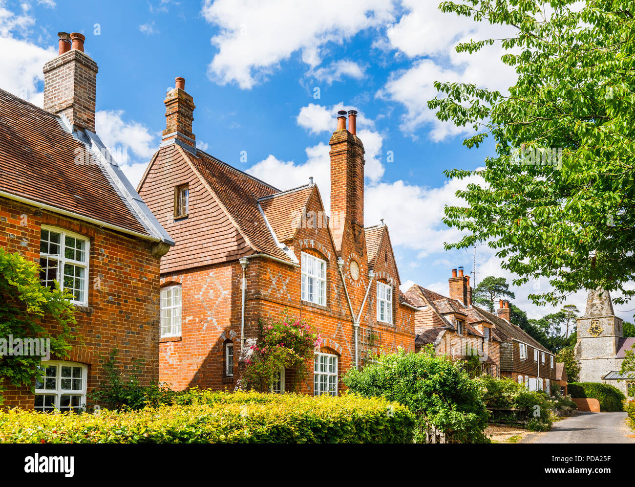 Redbrick cottages typiques dans une route tranquille à peu Bedwyn, un petit village rural dans le Wiltshire, dans le sud de l'Angleterre en été Banque D'Images