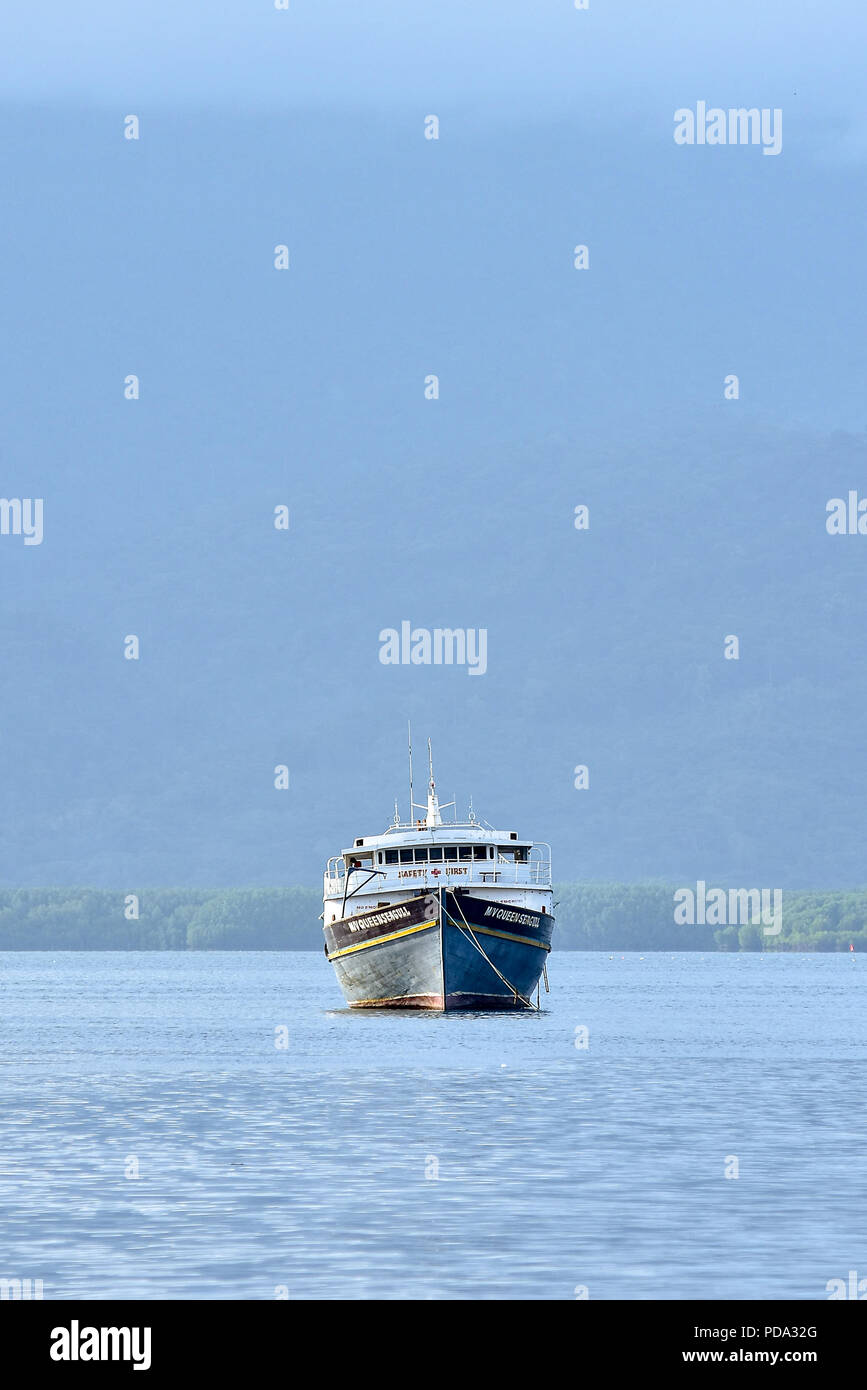 Bateau seul navire de marchandises la Reine Seagull flotte seul ancré dans l'eau calme d'un port naturel. Banque D'Images