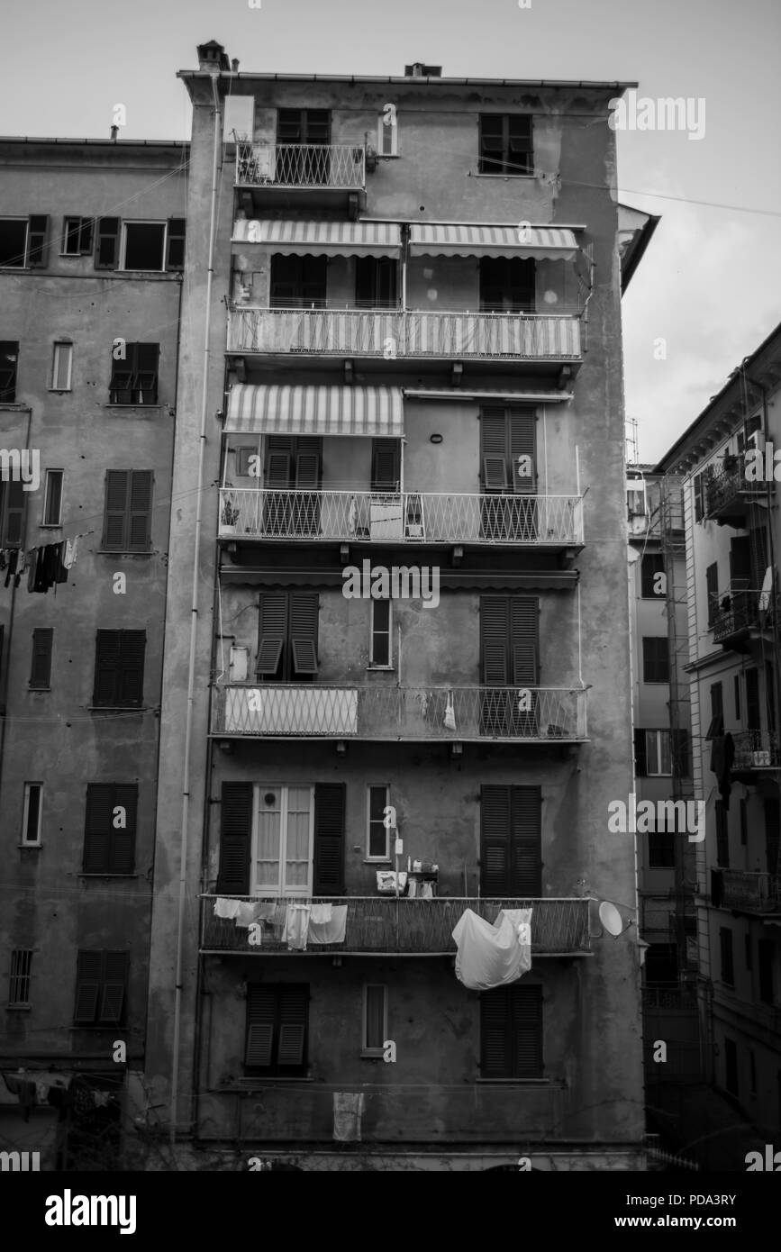 Immeuble à appartements à La Spezia, Italie avec buanderie en train de sécher dehors. Banque D'Images