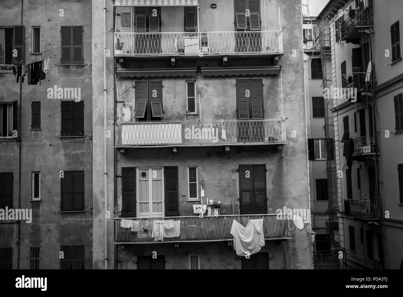 Immeuble à appartements à La Spezia, Italie avec buanderie en train de sécher dehors. Banque D'Images