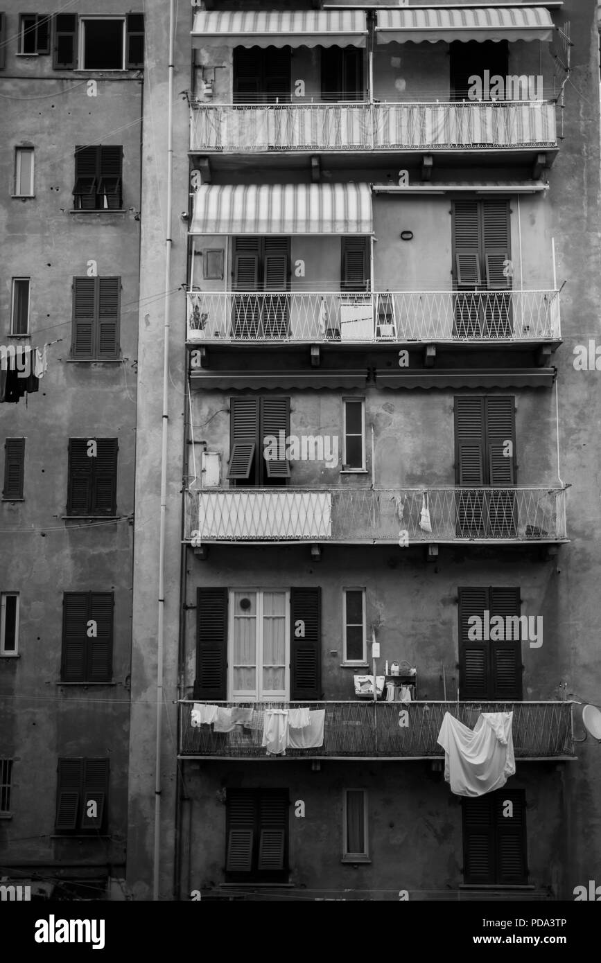 Immeuble à appartements à La Spezia, Italie avec buanderie en train de sécher dehors. Banque D'Images