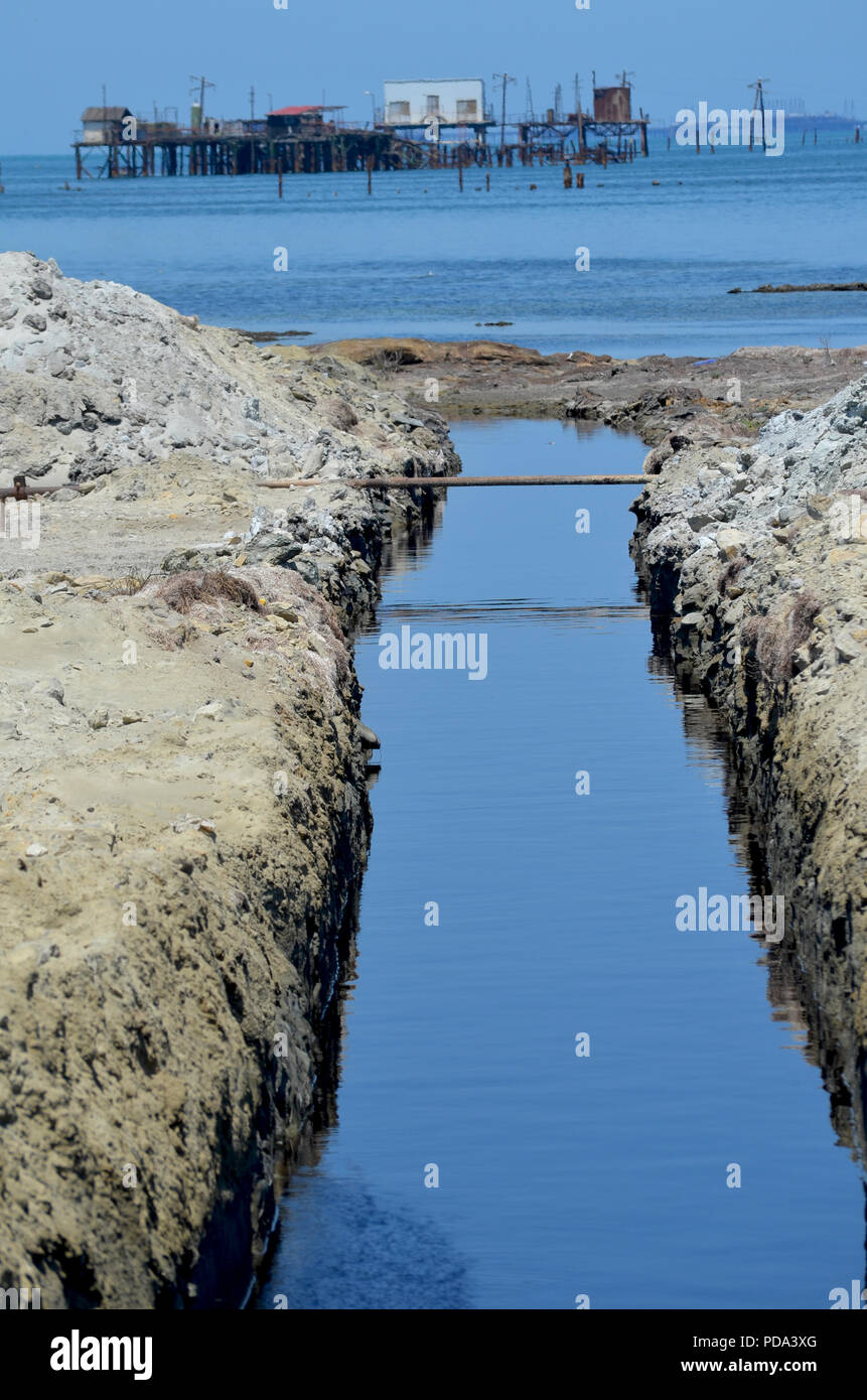 La pollution de la mer Caspienne : un fossé s'acquitte de l'eau huileuse, dans la mer, la péninsule d'Absheron, Azerbaïdjan Banque D'Images