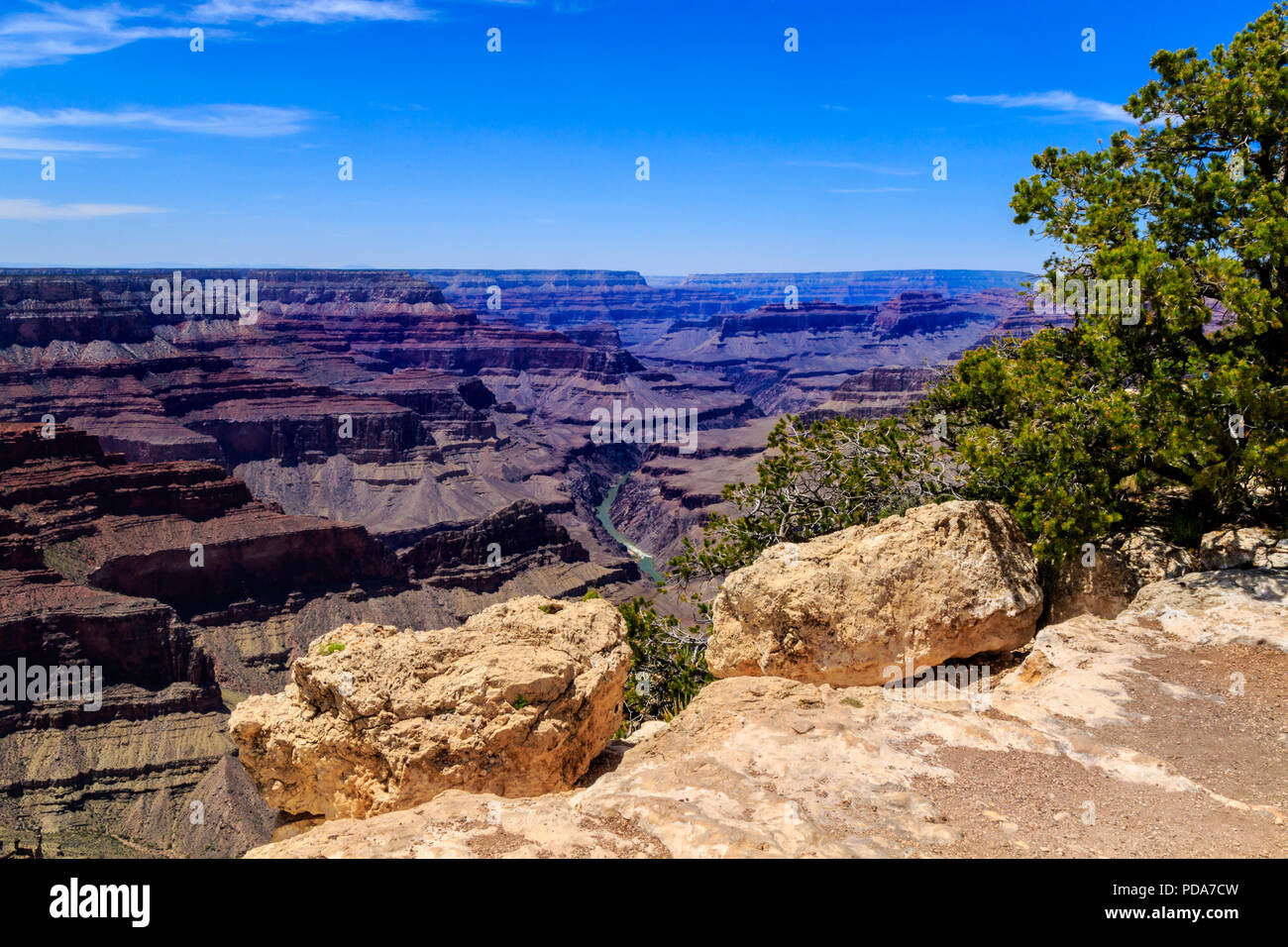 Vue spectaculaire du Grand Canyon South Rim, à 3 000 pieds le long de la rivière Colorado. Banque D'Images