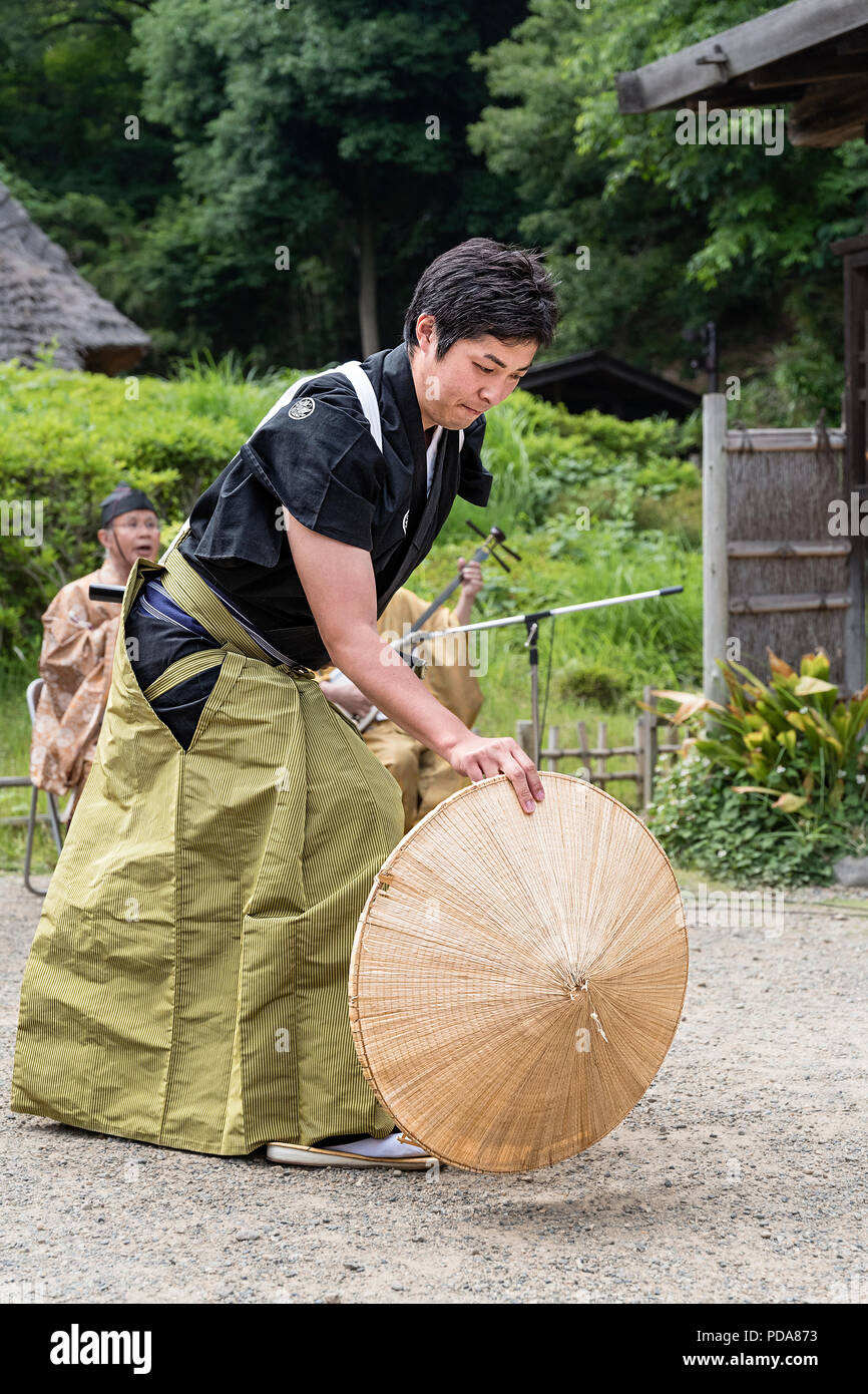 Le Japon, l'île de Honshu, le Kanto, Kawasaki, samouraï danse traditionnelle avec des musiciens. Banque D'Images