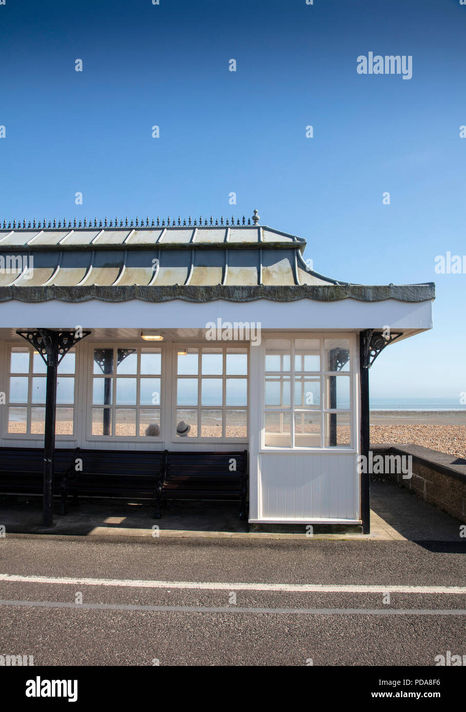Les gens se détendre et profiter de voir dans aShelter sur Worthing West Sussex Promenade Banque D'Images