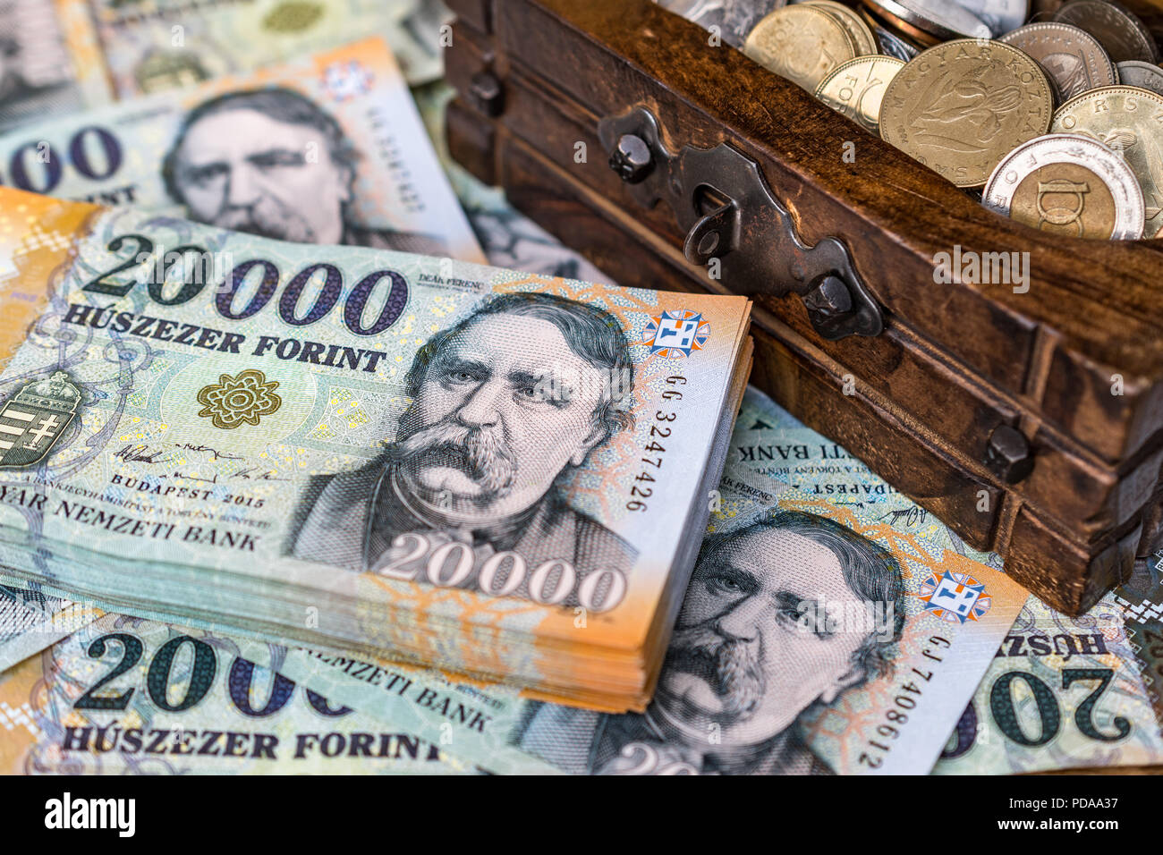 Pile de billets en forint hongrois 20000 avec une boîte en bois vintage plein de pièces. Concept de l'épargne personnelle et collecter de l'argent pour retireme Banque D'Images