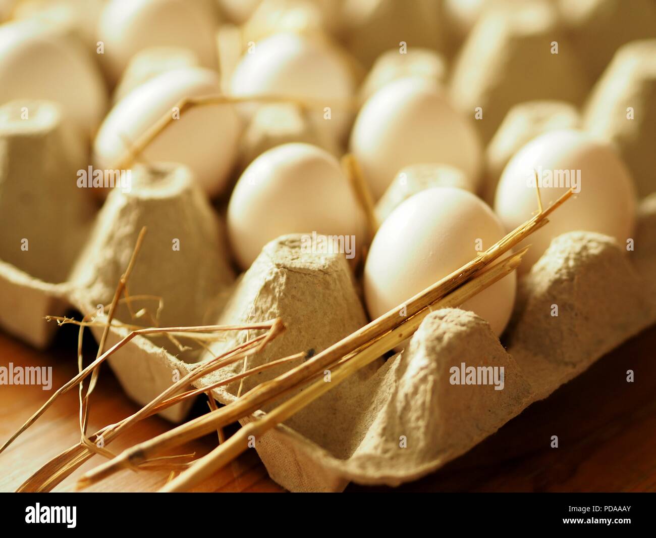 Oeufs fermiers frais dans une boîte Banque D'Images