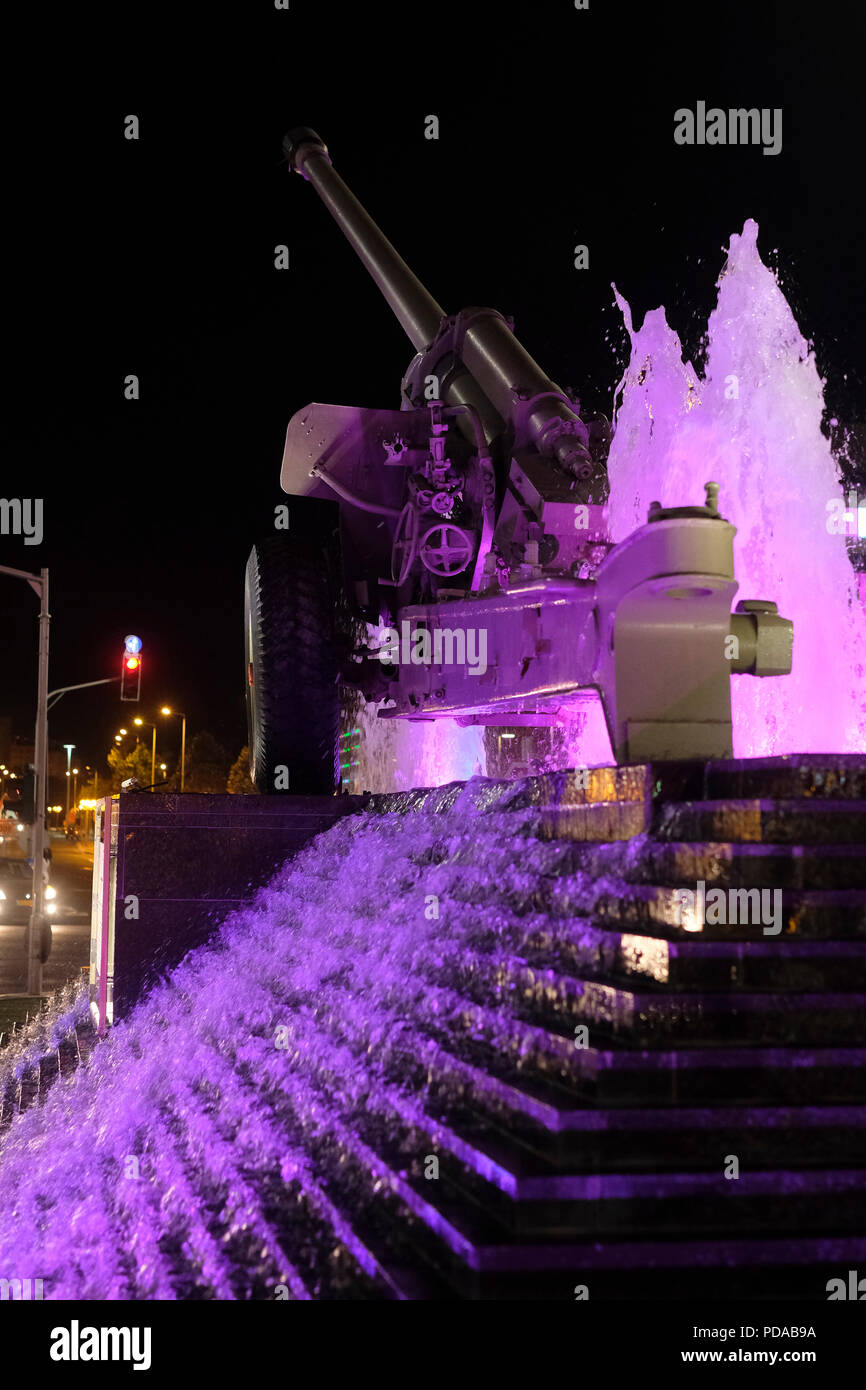 Vue nocturne de la fontaine 'Cannon' qui est un M-46 canon tracté 130 mm, fabriqués dans l'Union soviétique dans les années 1950 qui a été utilisée par les militants palestiniens pour cibler la ville de Naharya et capturés dans la guerre du Liban de 1982 situé à l'entrée de l'extrême nord de la ville côtière Nahariya en Israël Banque D'Images