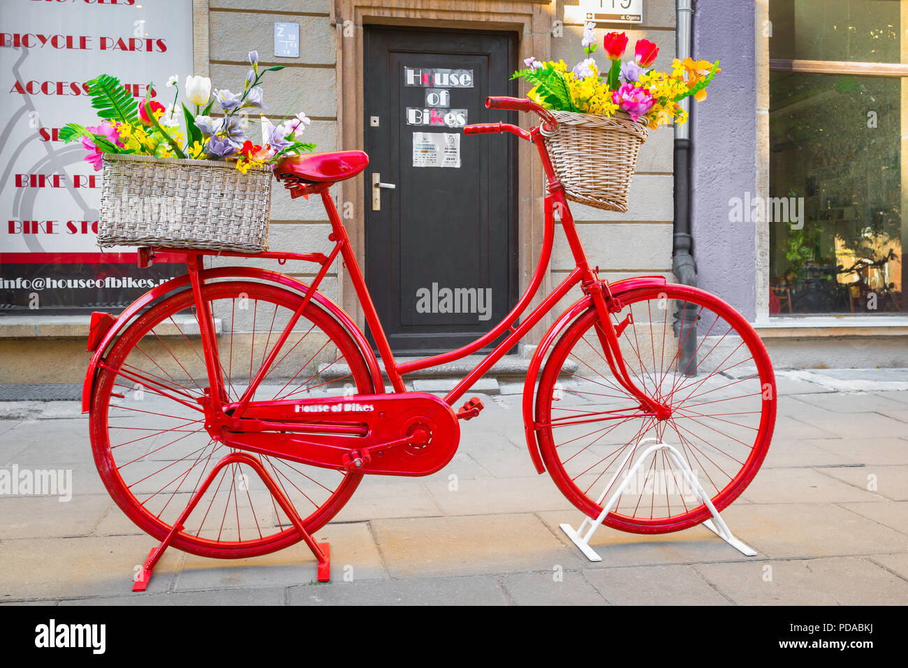 Vélo rouge, vue sur un vélo d'époque pulvérisé rouge vif situé à  l'extérieur d'un atelier de réparation de vélo dans une rue à Gdansk, en  Pologne Photo Stock - Alamy