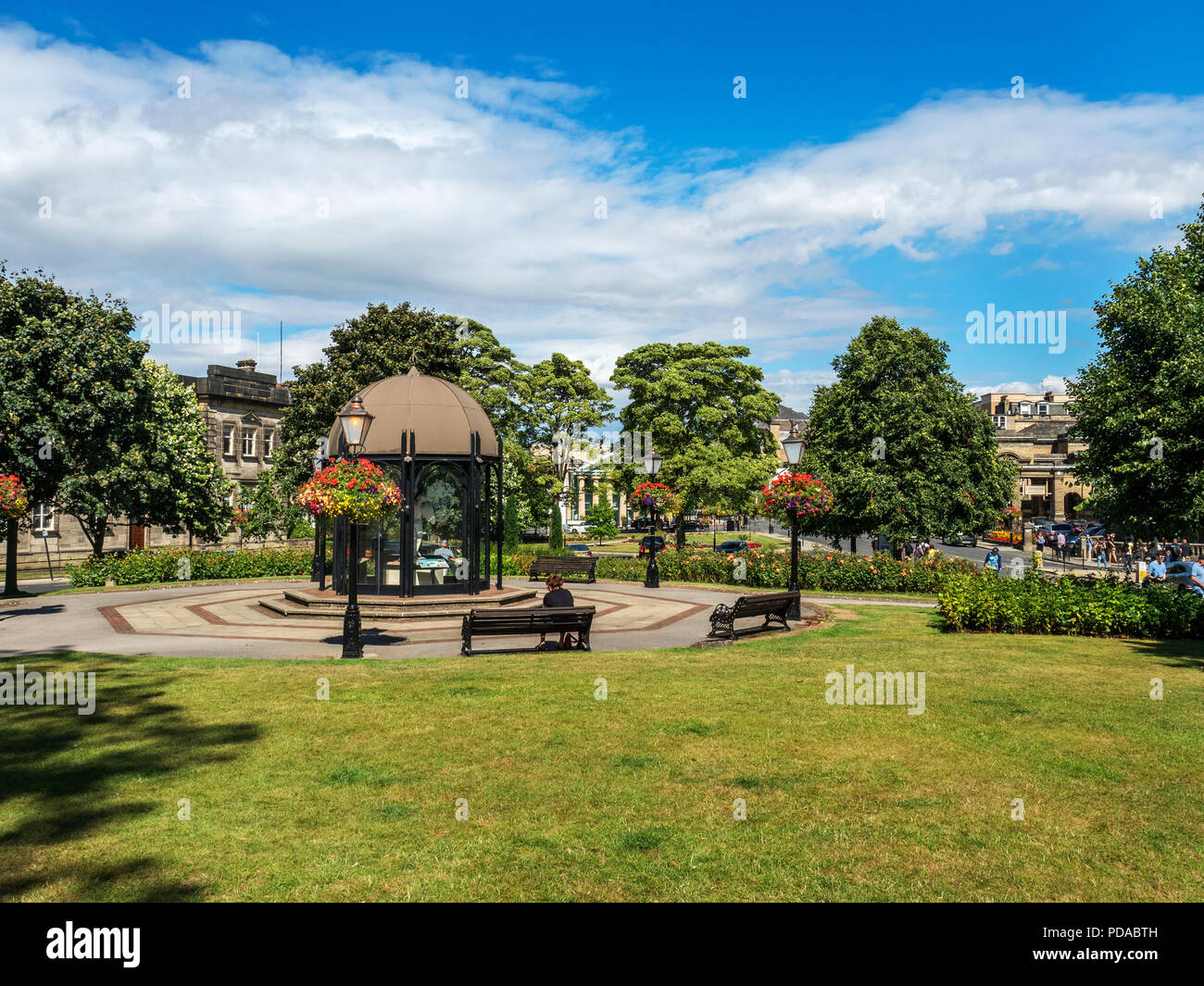 Rotonde à Crescent Gardens en été Harrogate North Yorkshire Angleterre Banque D'Images
