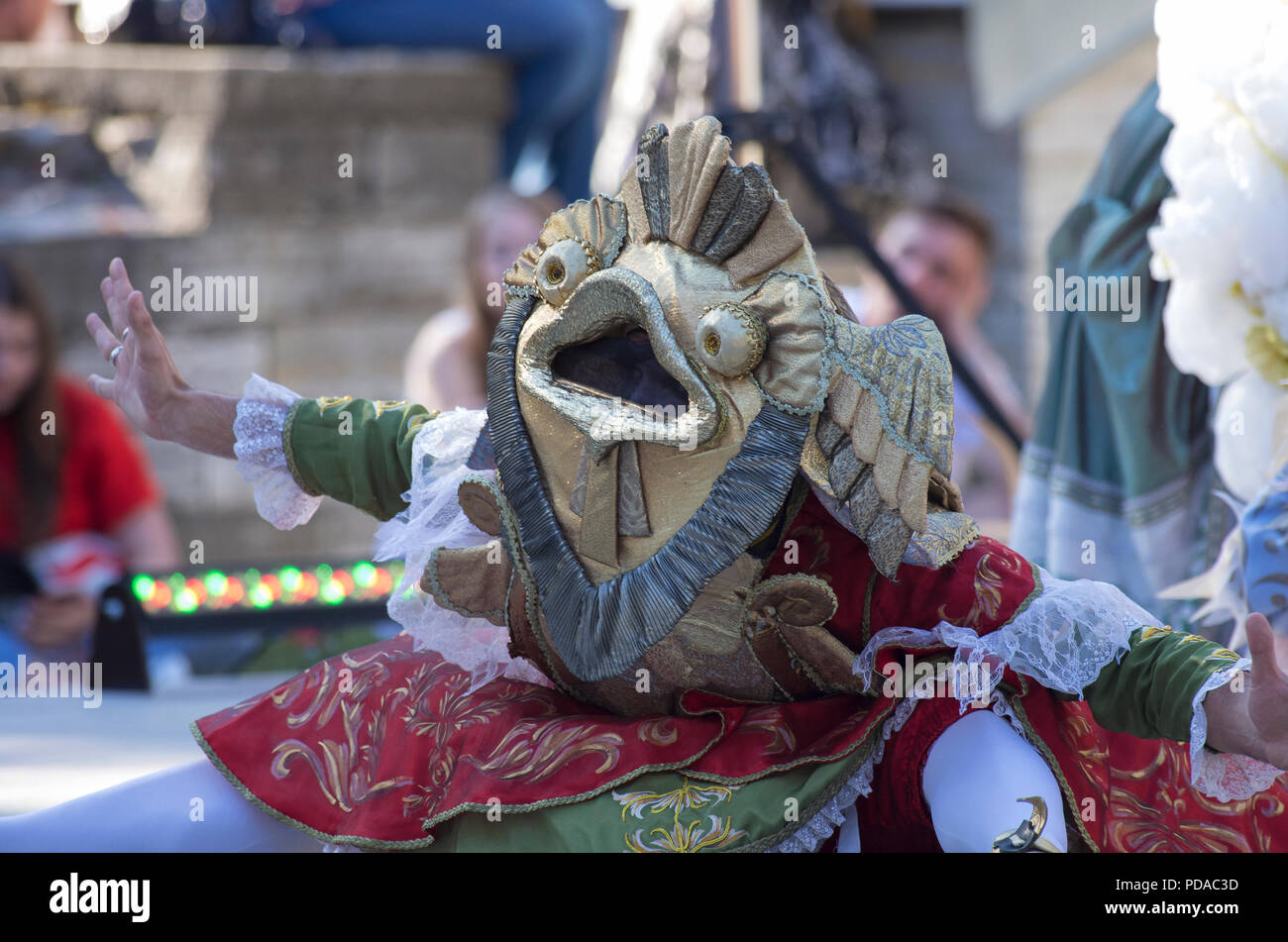 Saint Petersburg, Russie - Août 4,2018 : VIII Festival International des théâtres de rue 'Elagin Park'. La figure allégorique de fées dans une robe d'or. Banque D'Images