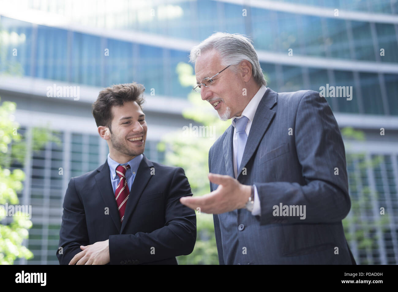 Les gens d'affaires ayant une conversation Banque D'Images