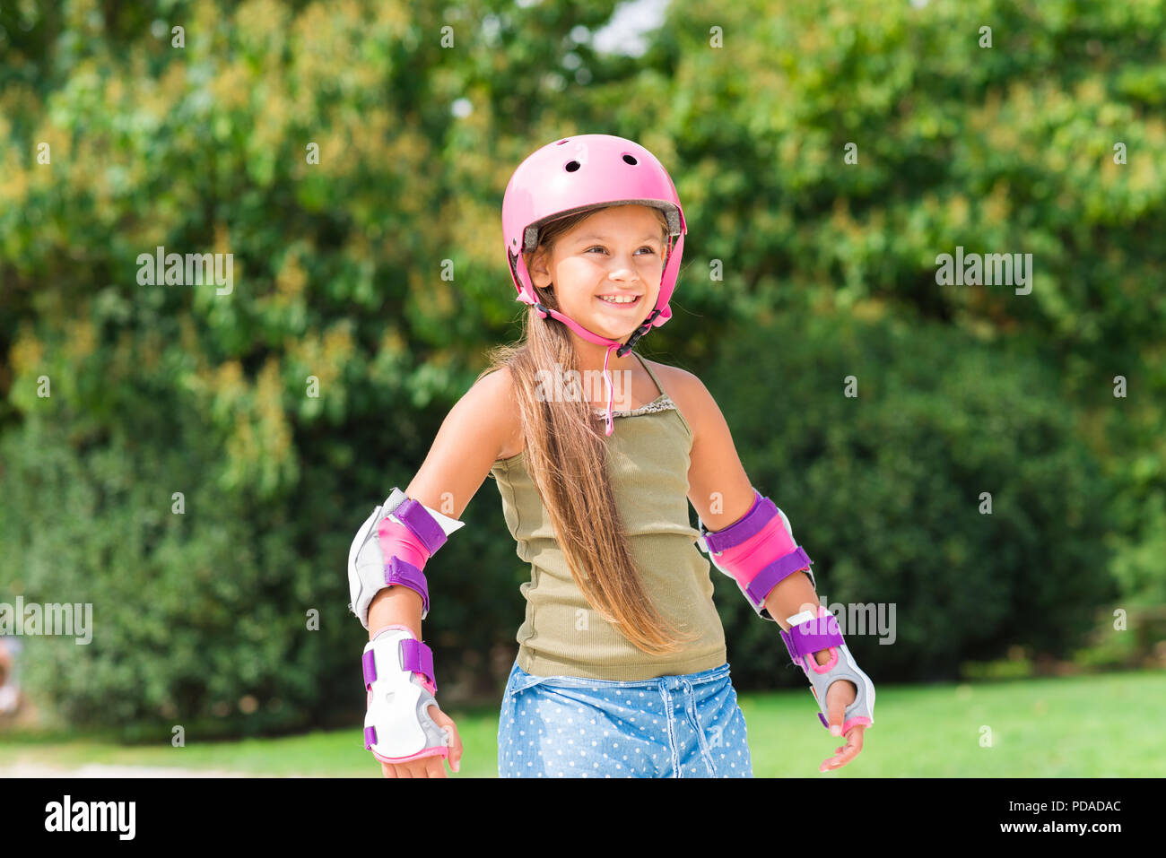 Petite Fille En Rollerblading Dans La Protection D'automne Dans Le Parc  Photo stock - Image du joie, exercer: 247506688