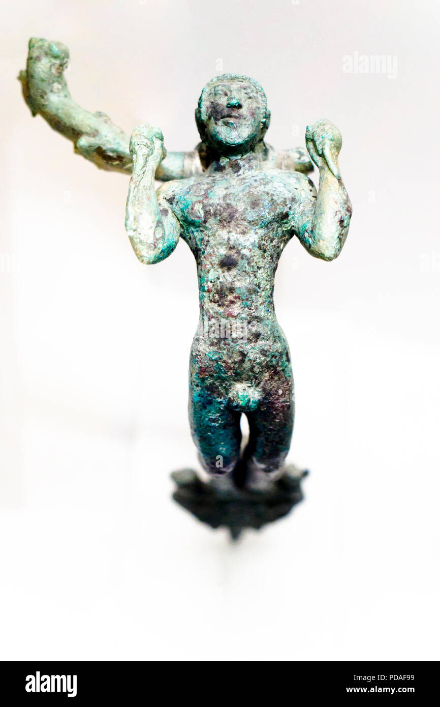 Vase en bronze poignée en forme d'une figure masculine qui saisit les lions pour la queue Monte Auto, tombeau de chambre 520-510 BC - Musée national étrusque de la Villa Giulia - Rome, Italie Banque D'Images