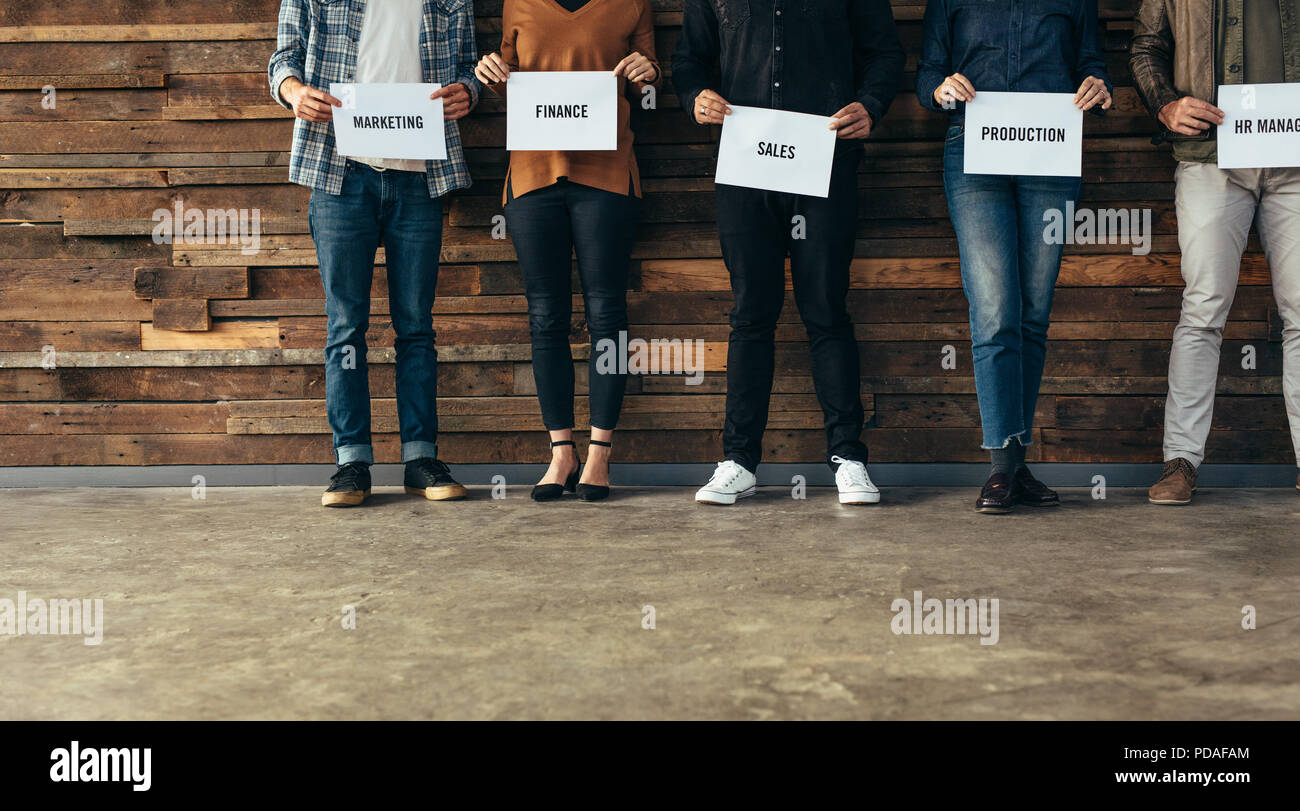 La section basse des gens d'affaires date de la rangée contre un mur tenant des noms de leurs ministères respectifs sur une affichette. Les candidats en lice d'un Banque D'Images