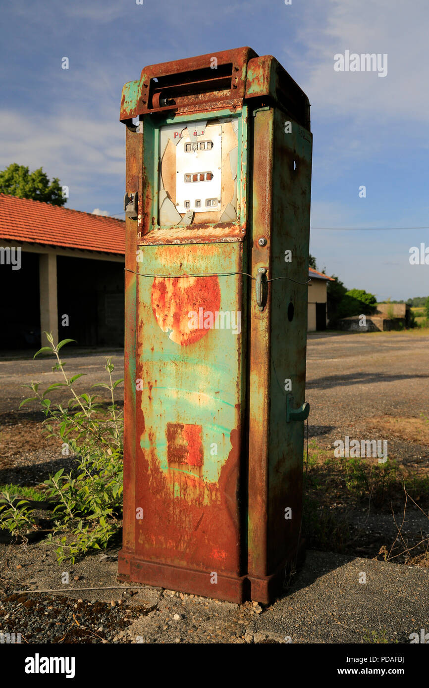 Vieilles pompes à essence à un garage français abandonnés dans la Dordogne. Banque D'Images