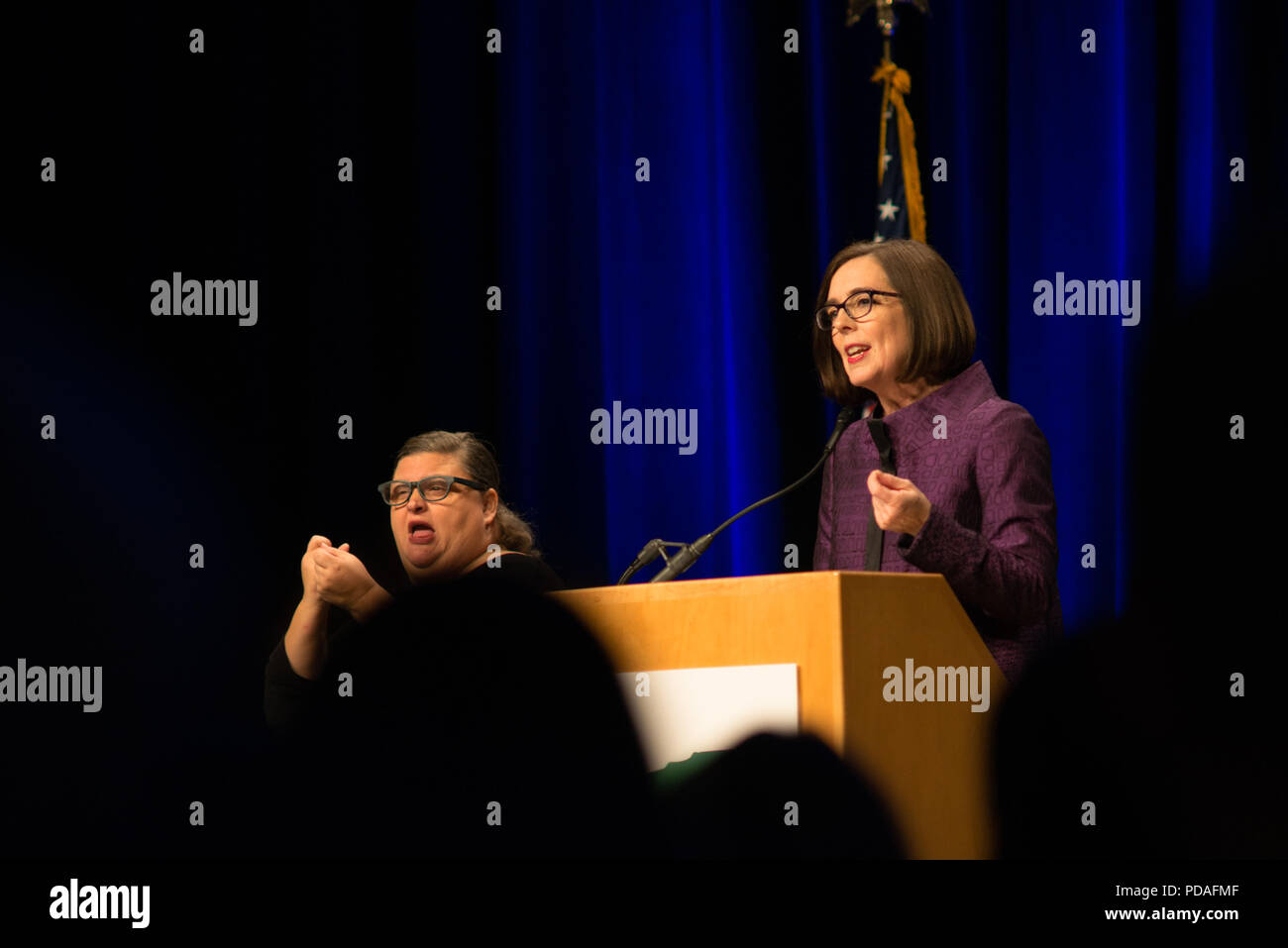 Au soir de l'élection pour le Parti démocrate de l'Oregon. Kate Brown, Gouverneur de l'Oregon, en donnant un discours d'acceptation après avoir remporté la course Banque D'Images