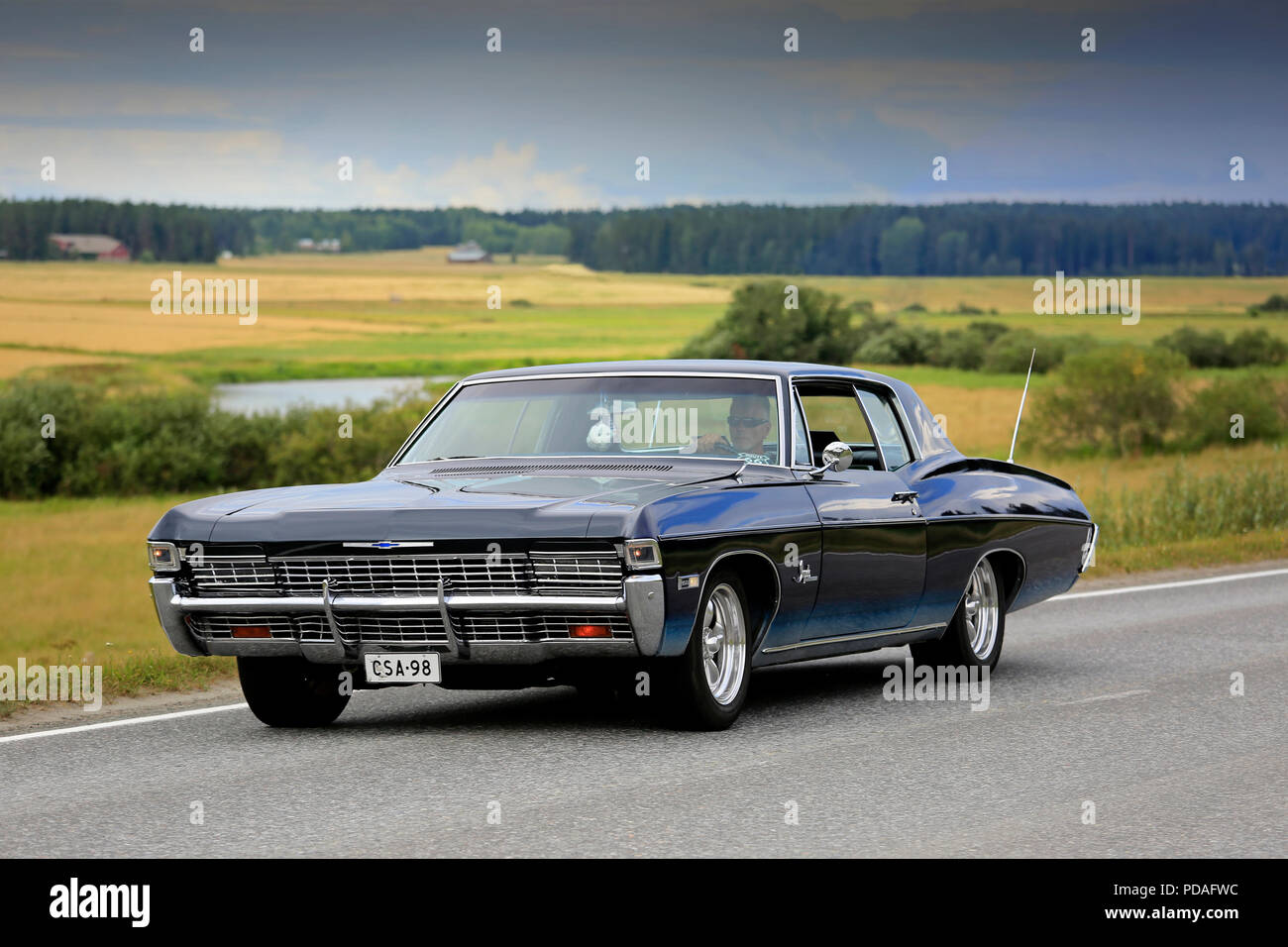 VAULAMMI, FINLANDE - le 4 août 2018 : voiture Chevrolet Impala noir classique, probablement fin des années 1960, sur Maisemaruise 2018 car cruise dans Tawastia Bon, Finlande Banque D'Images