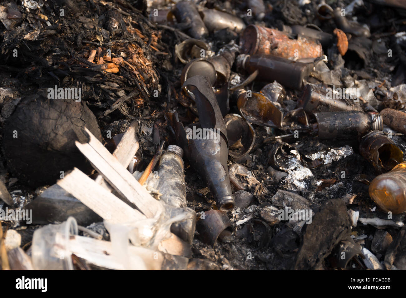 Bouteilles en verre cassé et brûlé des ordures dans la corbeille Photo  Stock - Alamy