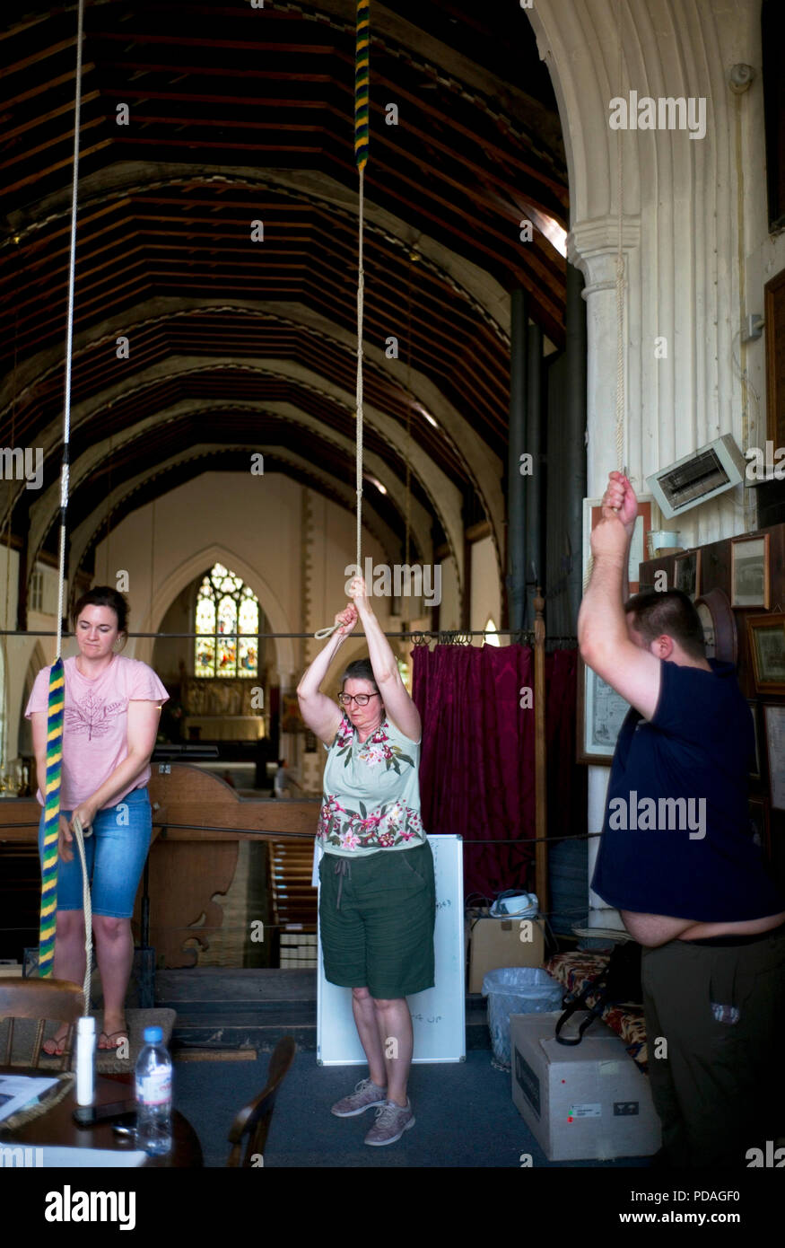 Sonneurs de sonner les cloches à St Etheldreda's Church, à Hatfield, Angleterre, le 28 juillet 2018 Banque D'Images