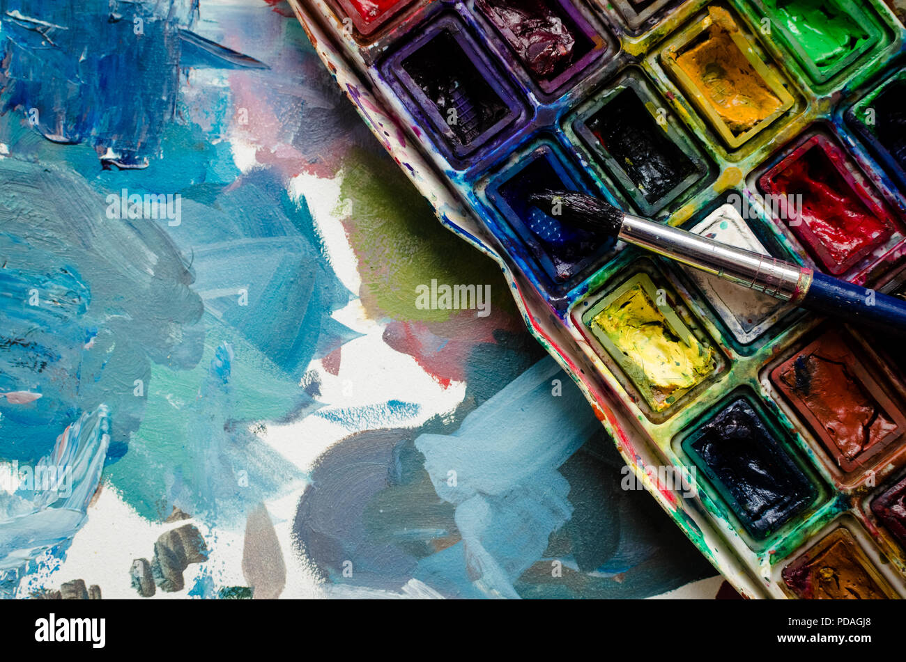 Pinceau aquarelle de l'artiste et paintbox. Les instruments et les outils  pour les loisirs créatifs. Arrière-plan créatif. Concept Art Peintures. La  peinture passe-temps. Ba Photo Stock - Alamy
