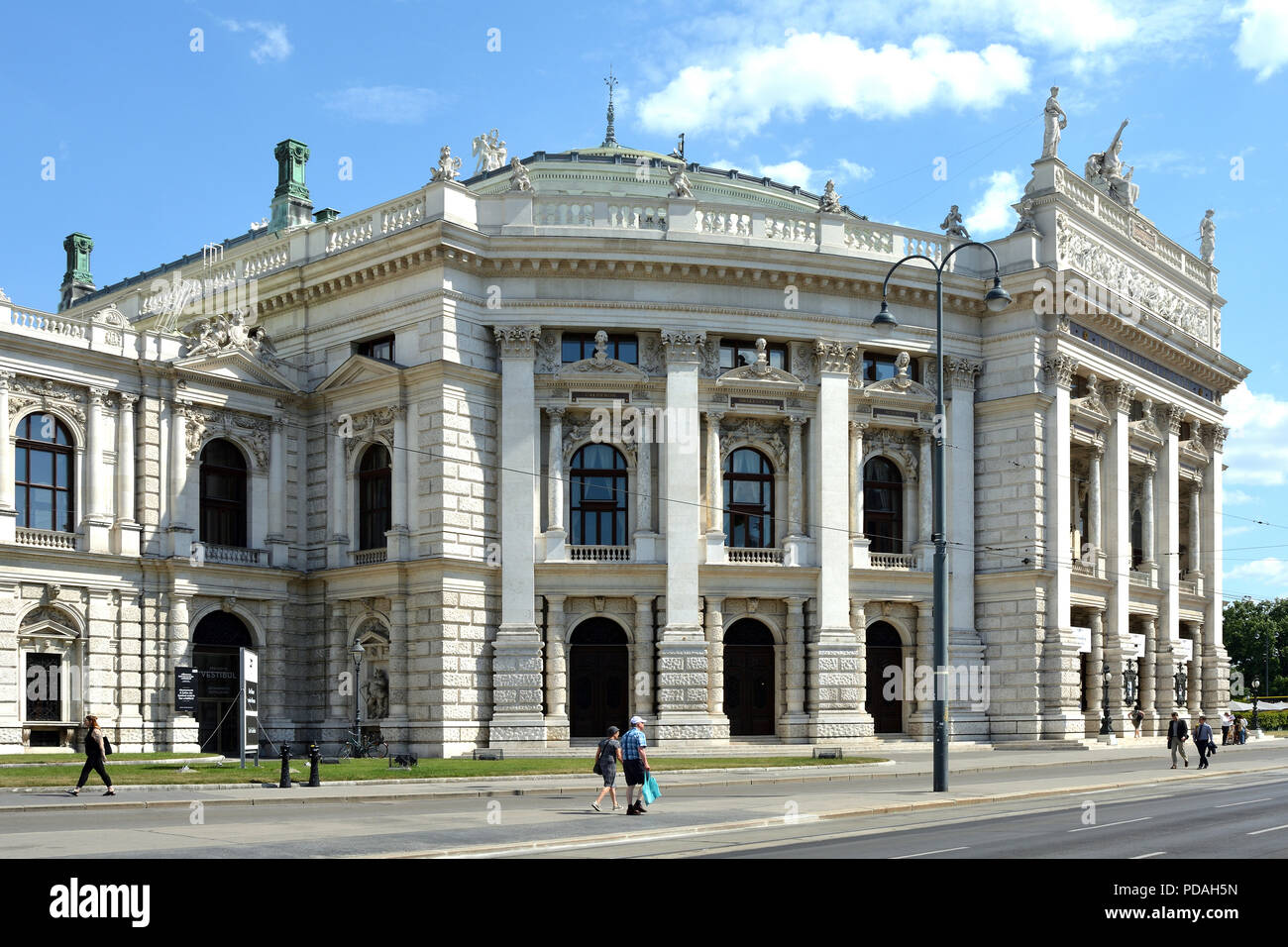 Le Burgtheater à la Ringstrasse de Vienne avec l'entrée principale est le Théâtre National de l'Autriche - l'Autriche. Banque D'Images