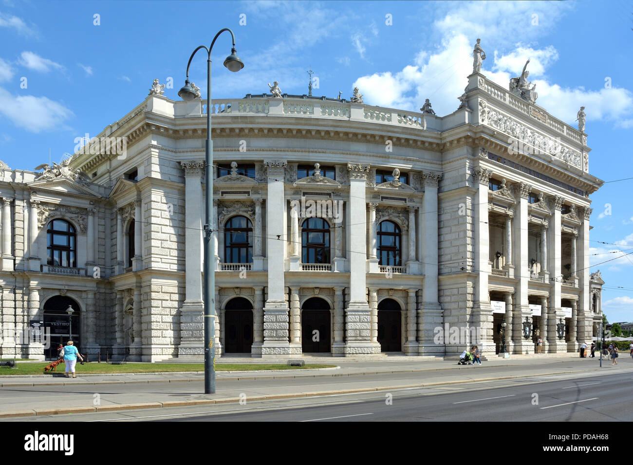 Le Burgtheater à la Ringstrasse de Vienne avec l'entrée principale est le Théâtre National de l'Autriche - l'Autriche. Banque D'Images