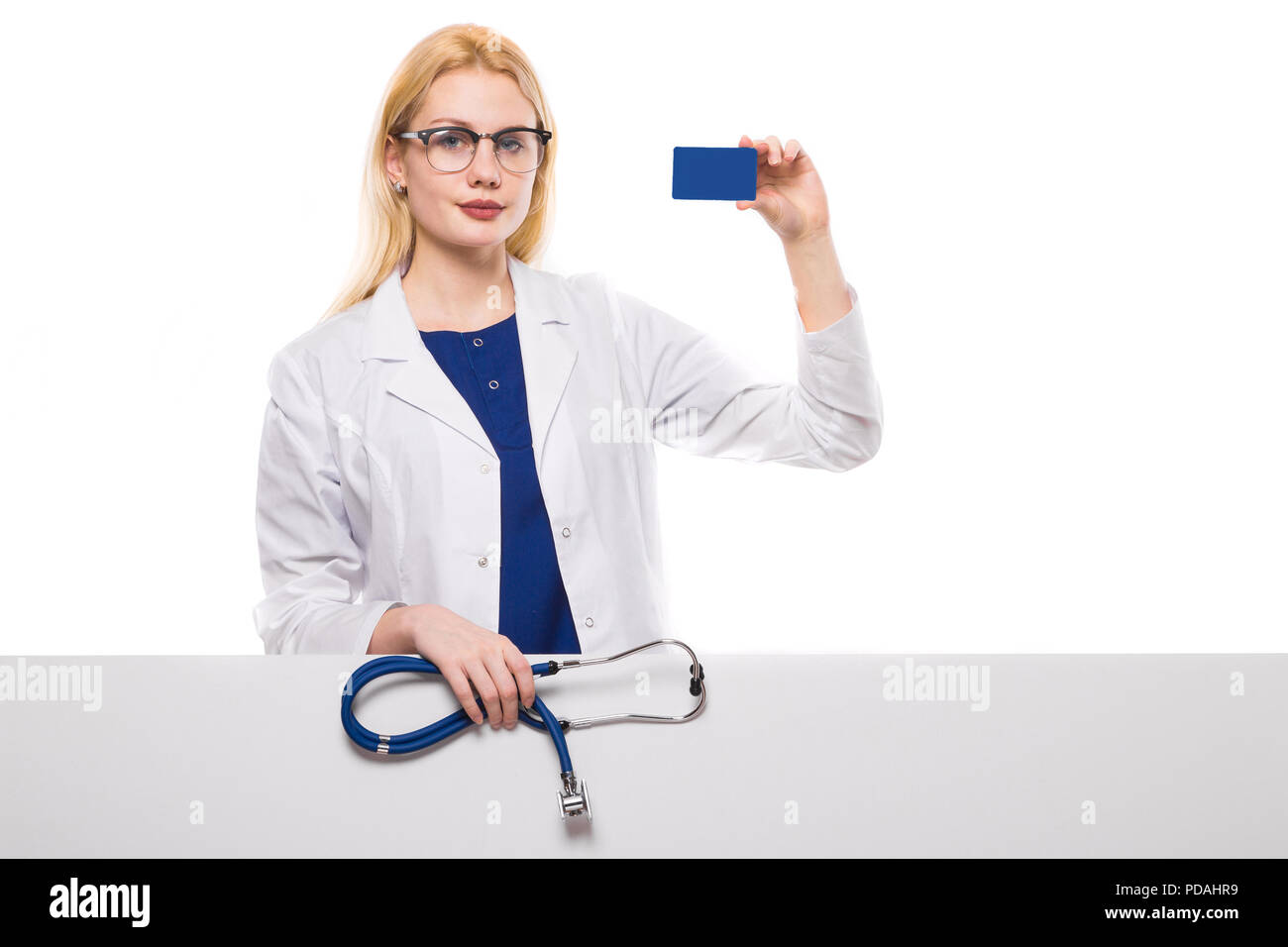 Femme médecin avec stéthoscope et carte d'affaires Banque D'Images