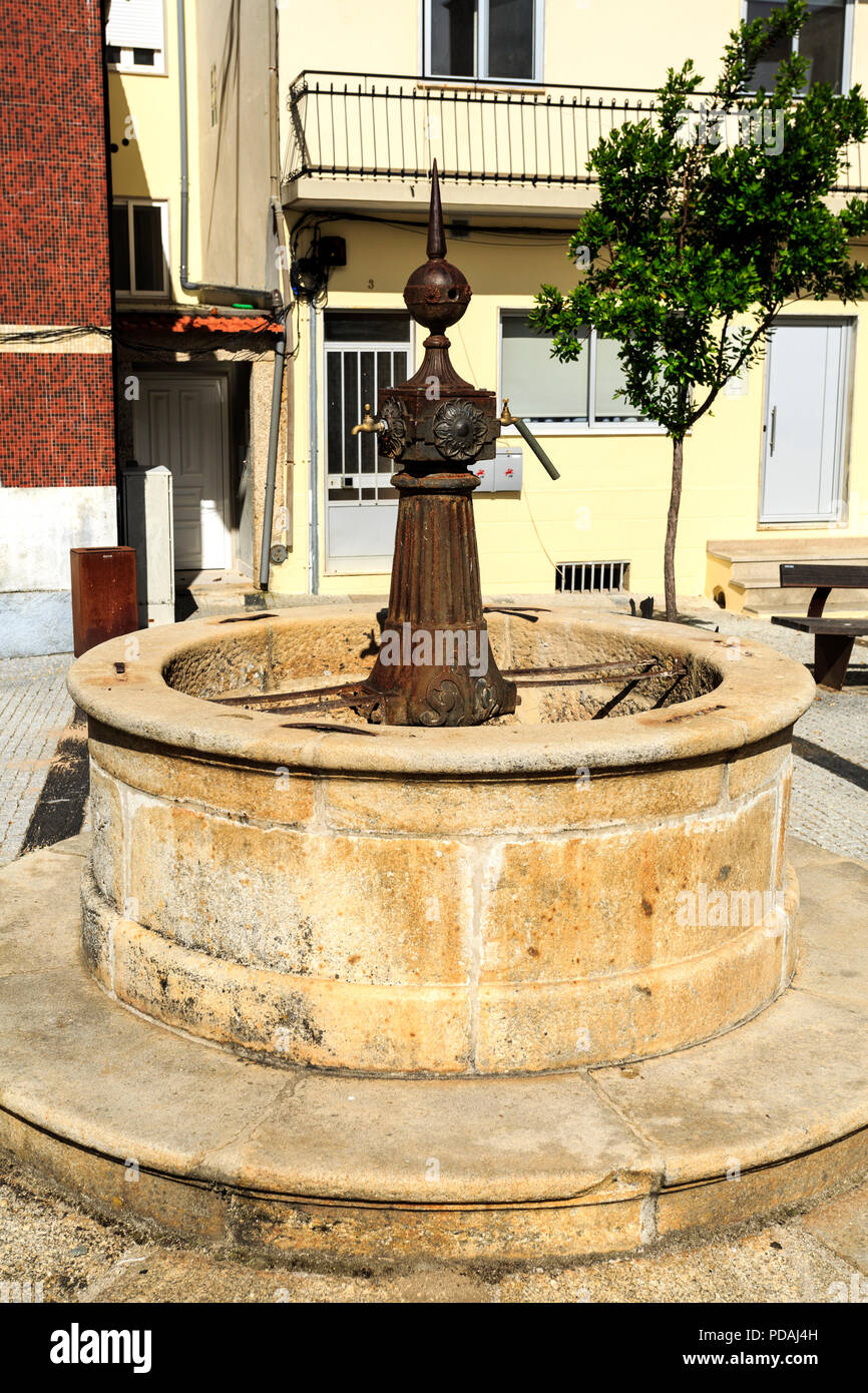 Fontaine d'eau, également appelée Fontaine de chats, dans le village de Sabugal, Portugal Banque D'Images