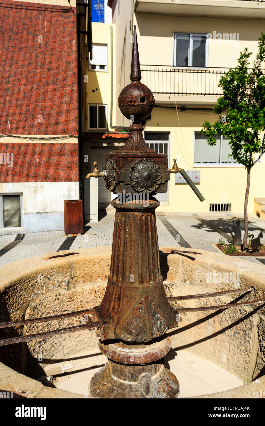 Fontaine d'eau, également appelée Fontaine de chats, dans le village de Sabugal, Portugal Banque D'Images
