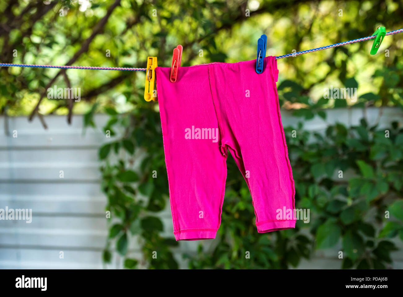 Pantalon Bébé propre sur la corde en plein air Banque D'Images