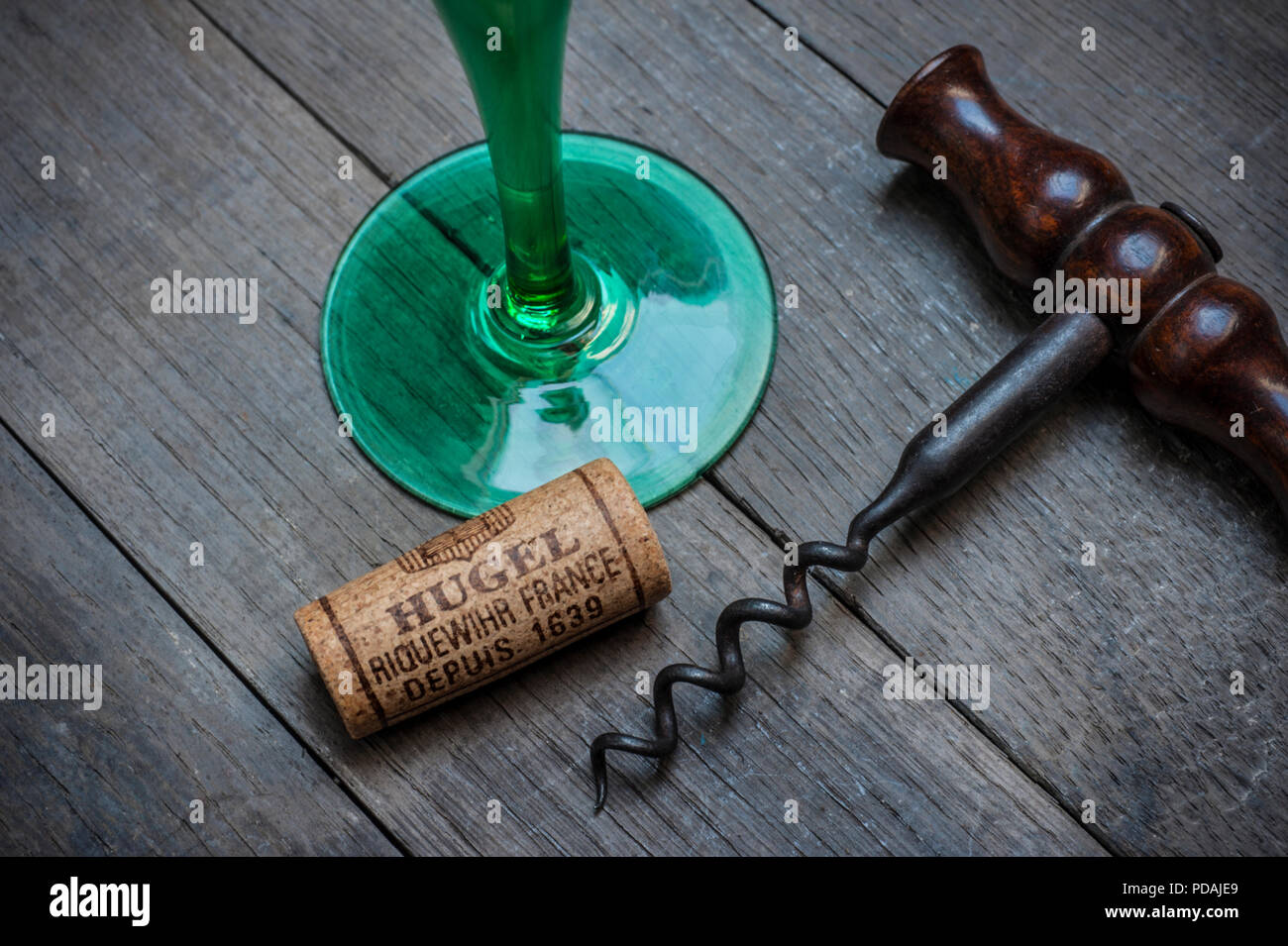 HUGEL ALSACE Verre à vin tire-bouchon en liège et moody cave à vin dégustation situation par le célèbre producteur "Hugel" Riquewihr Alsace France Banque D'Images