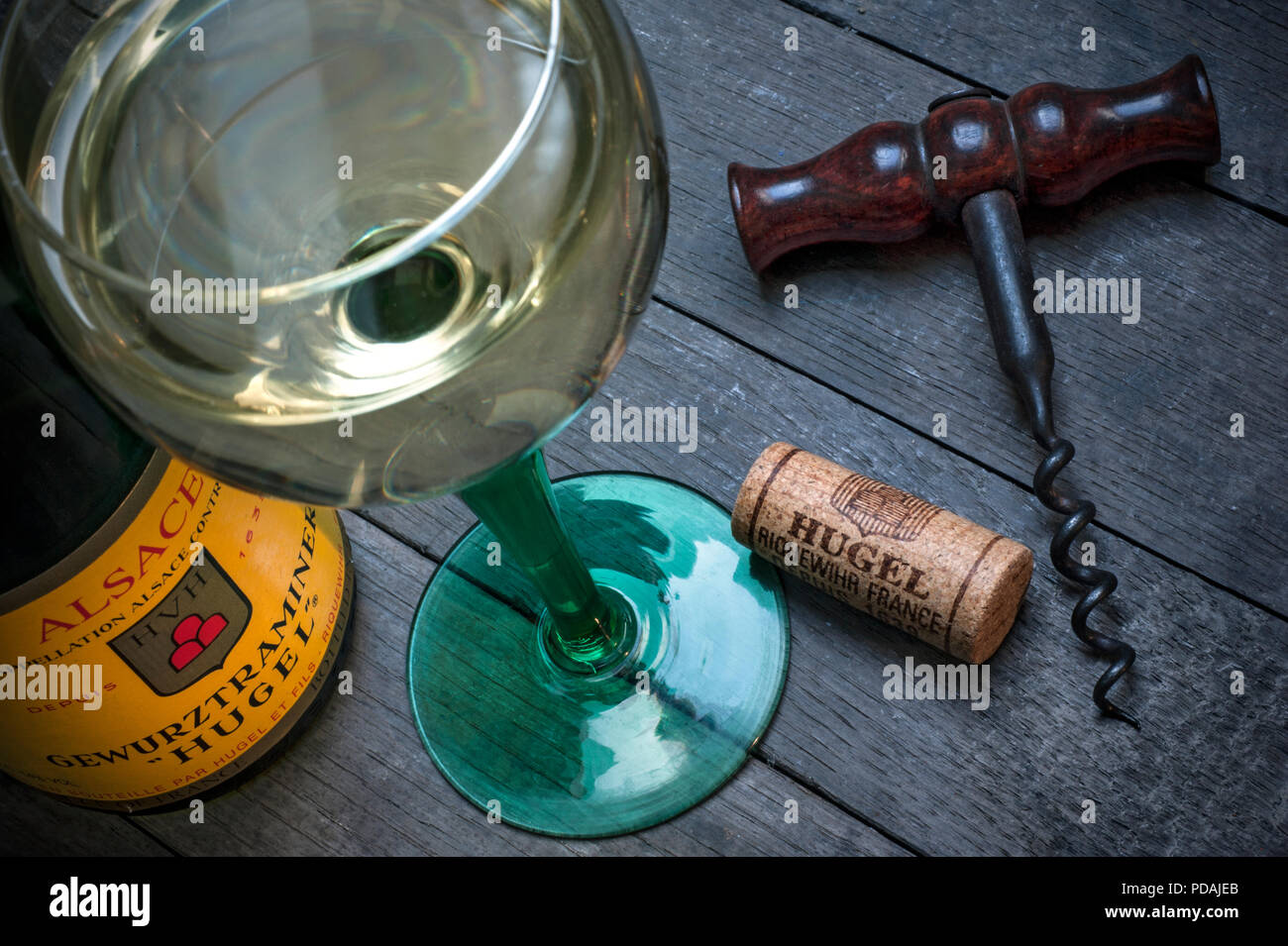 Gewurztraminer HUGEL Alsace vin blanc verre bouteille et bouchon en situation de dégustation cave par le célèbre 'producteur' Hugel Riquewihr Alsace France Banque D'Images