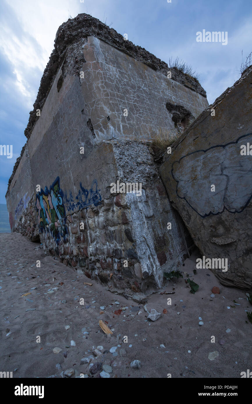Vieux fors dans la plage de la mer Baltique en Lettonie. Banque D'Images