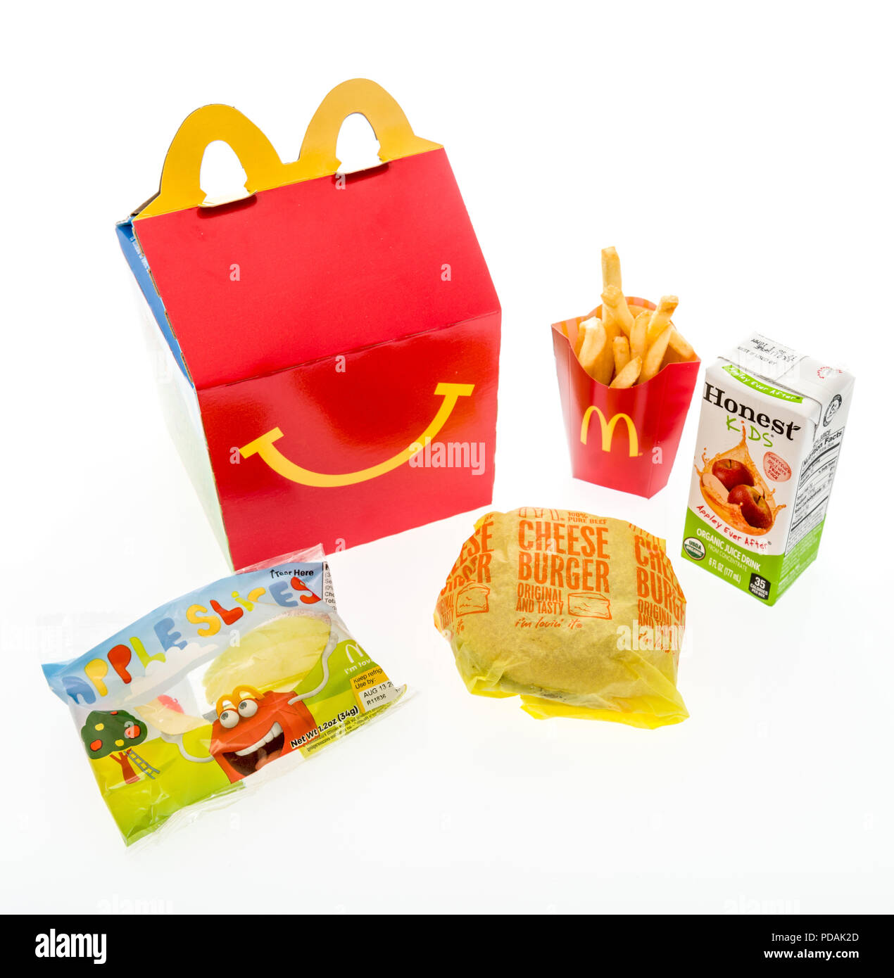 Winneconne, WI - 7 août 2018 : un cheeseburger happy meal avec d'honnêtes enfants jus de pomme et les tranches de pomme sur un fond isolé Banque D'Images