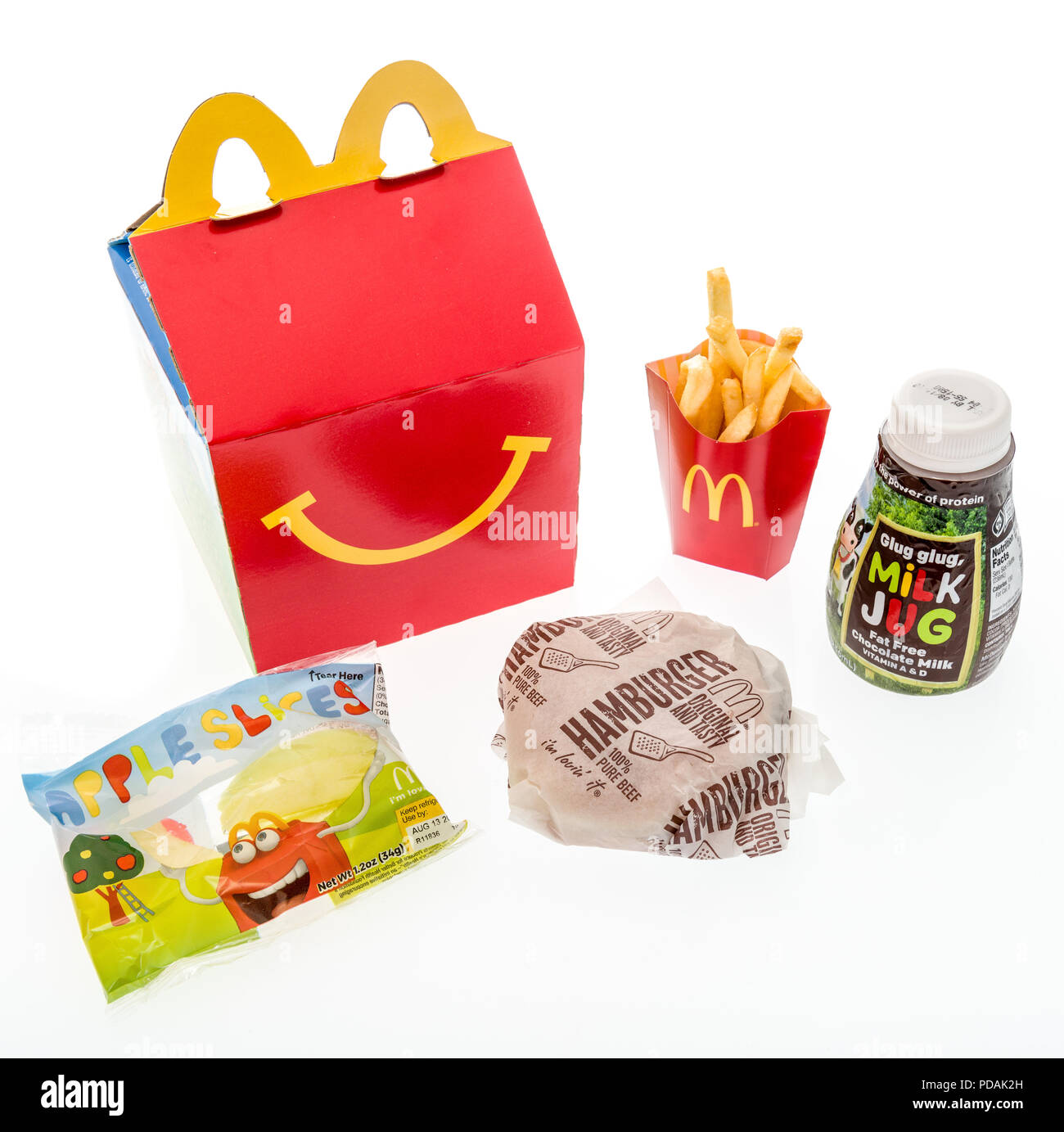 Winneconne, WI - 7 août 2018 : un hamburger happy meal avec du lait au chocolat et des tranches de pomme sur un fond isolé Banque D'Images