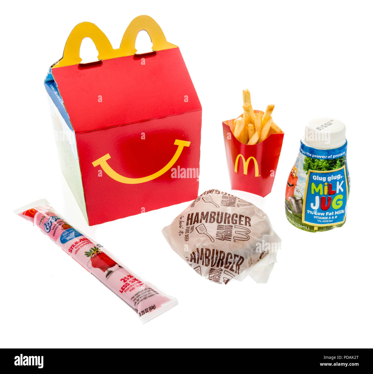 Winneconne, WI - 7 août 2018 : un hamburger happy meal avec blanc lait et yaourt sur un fond isolé Banque D'Images