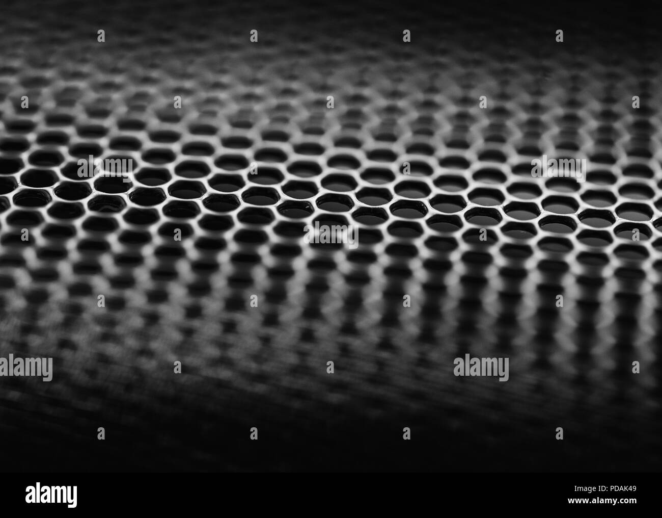Close up macro image d'un treillis de métal grill avec zone de flou artistique en noir et blanc Banque D'Images