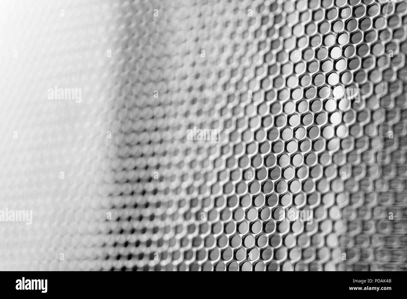 Close up macro image d'un treillis de métal grill avec zone de flou artistique en noir et blanc Banque D'Images