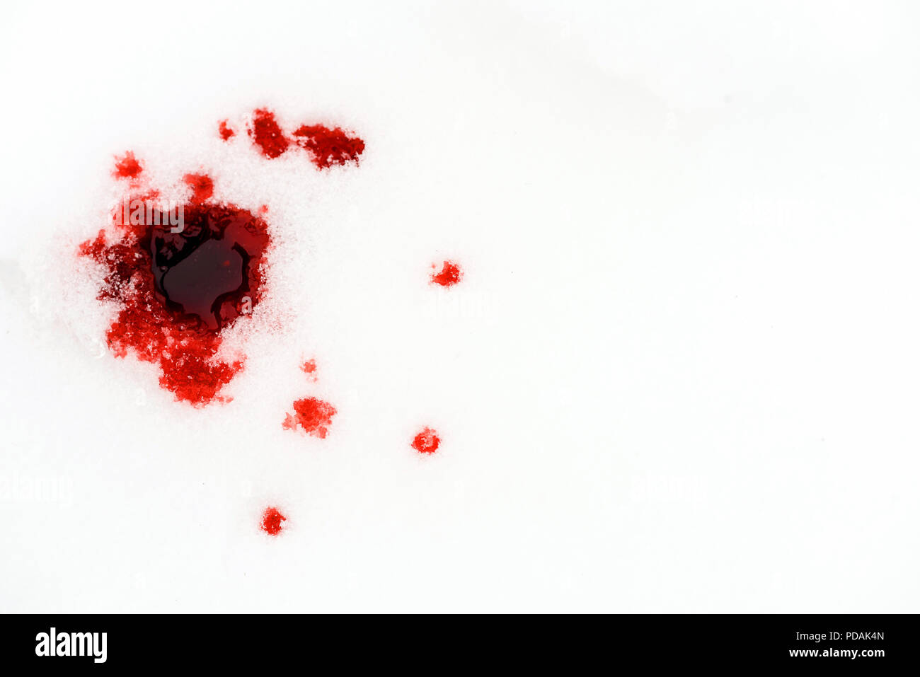 Sang rouge neige blanche tombe sur un arrière-plan d'un accident de chasse ou de crime la scène reliée Banque D'Images