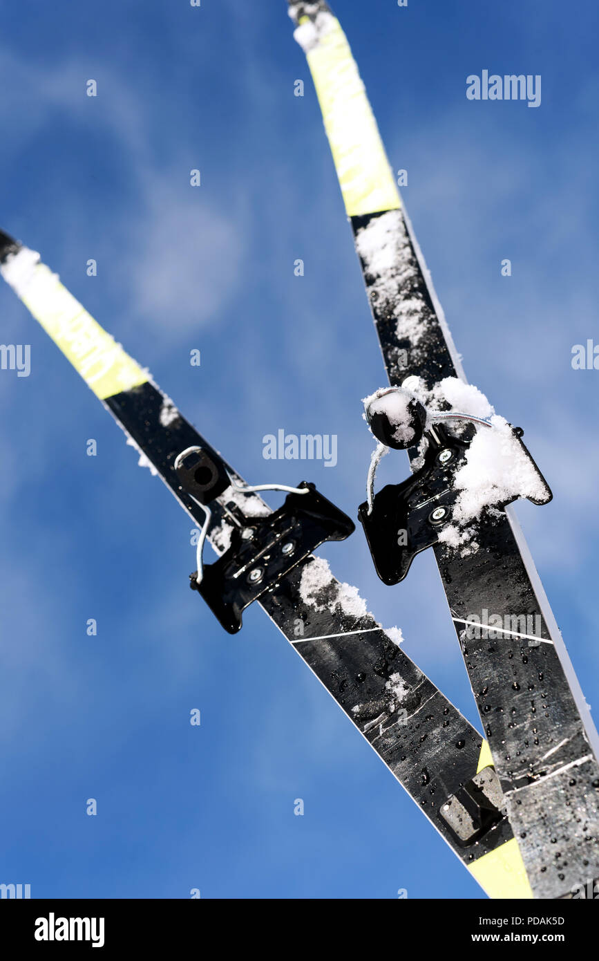Nouvelle paire de skis de fond sur un hiver bleu ciel avec nuages de flou artistique en arrière-plan avec une copie de la zone de l'espace sports thème hiver Banque D'Images