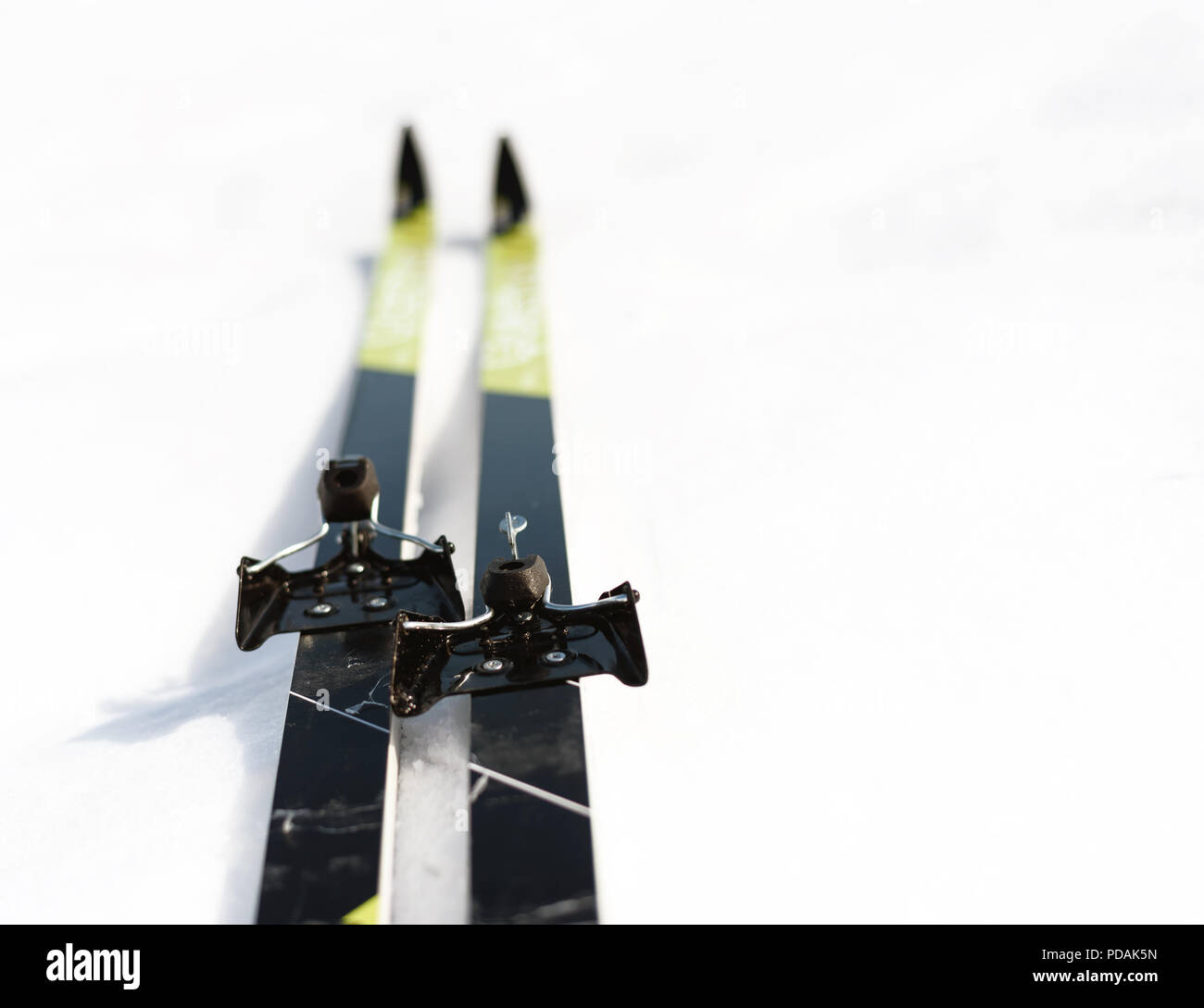 Nouvelle Paire De Skis De Fond Sur Un Arriere Plan Blanc Neige De L Hiver Avec Copie Espace Salon Pour Les Sports A Theme Hiver Et Ski Nordique Dessins Photo Stock Alamy